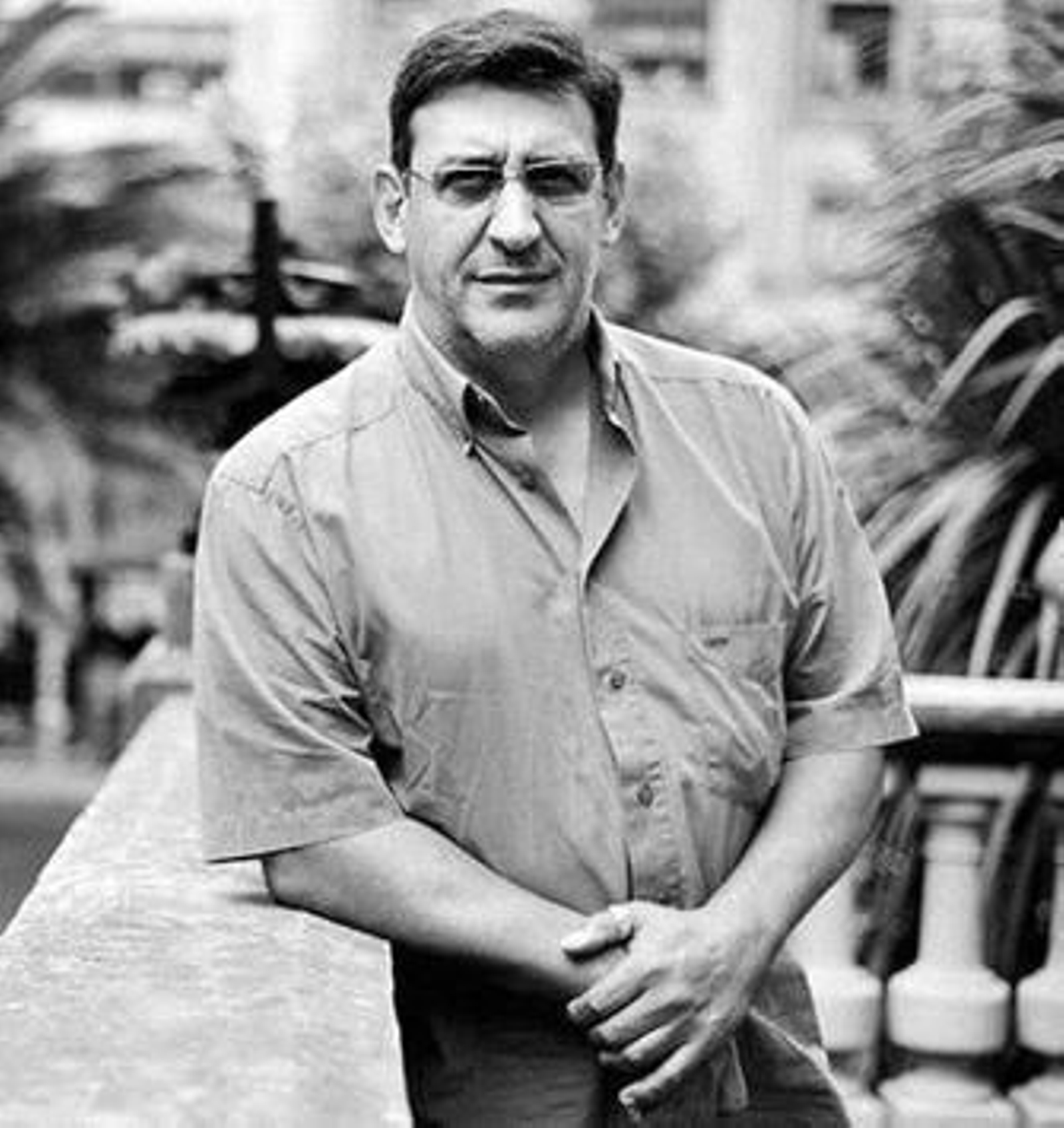 Christian Poveda y el cartel de la película que se proyecta esta noche en el Falla.