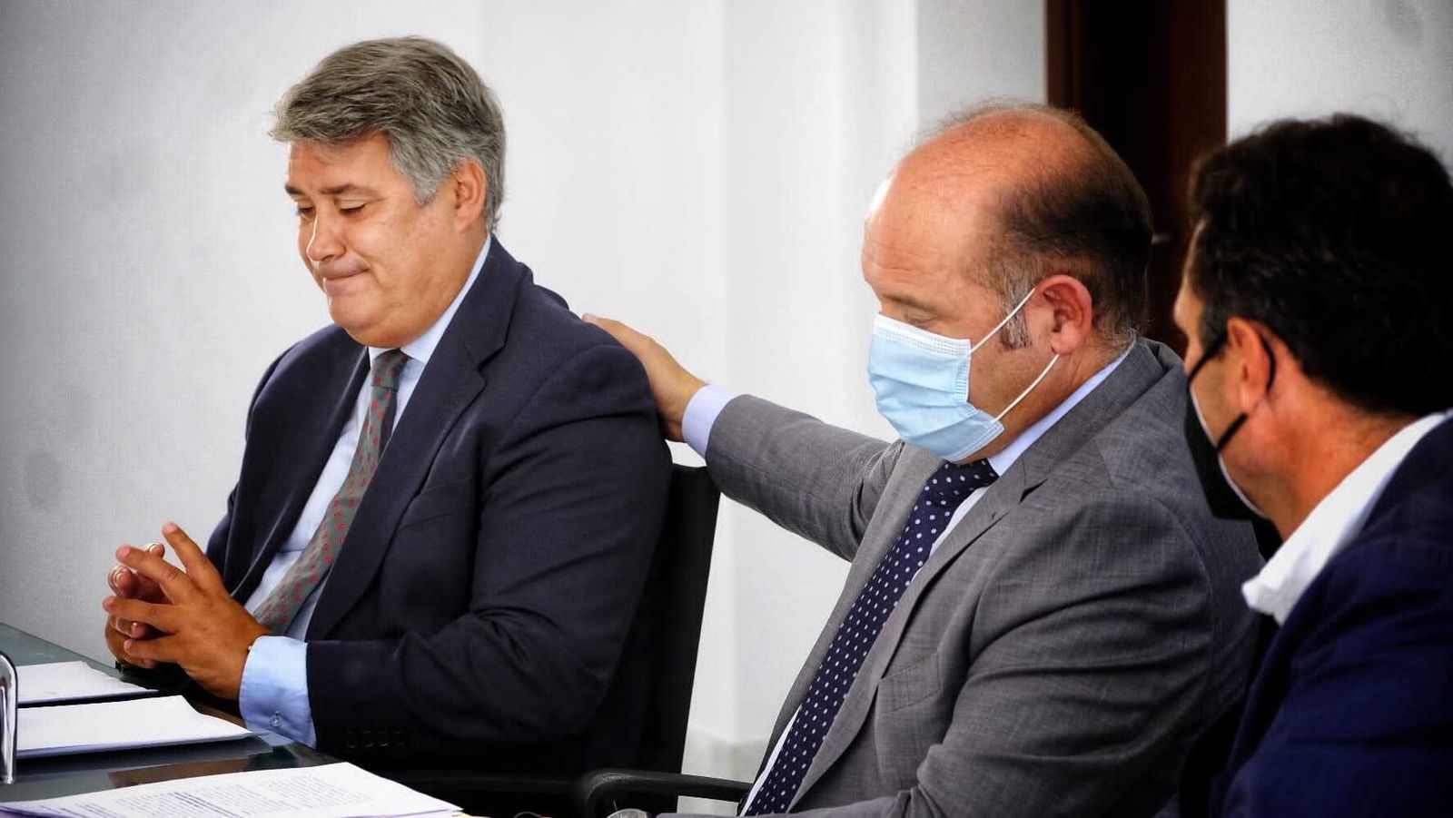 Ignacio Romaní recibe el apoyo de Juancho Ortiz, en presencia también de Bruno García.