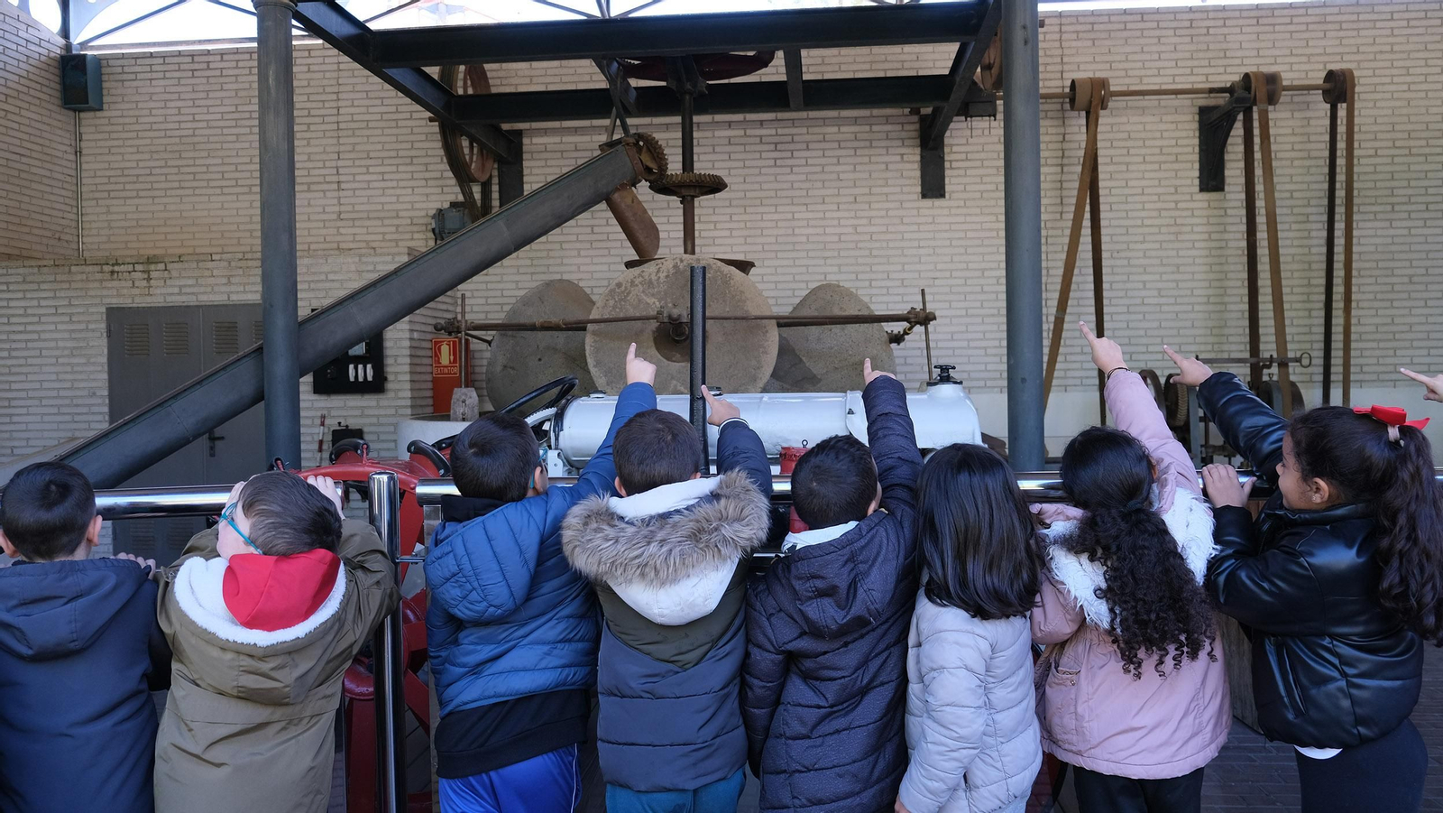 Escolares mirando el funcionamiento de la Almazara del Parque de las Ciencias