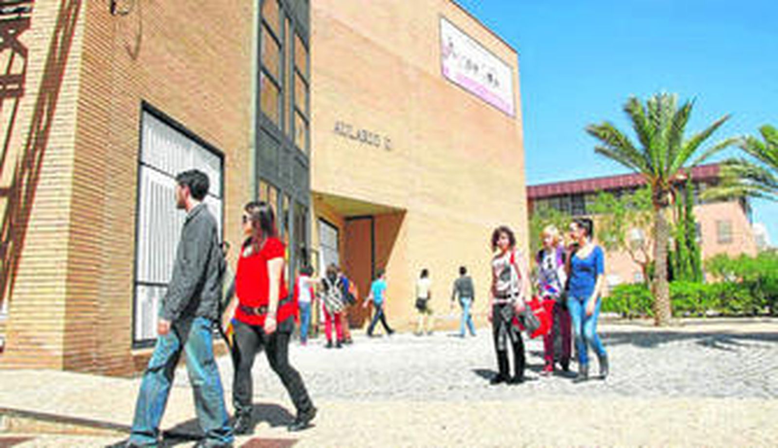Cada día son cientos los jóvenes que usan el transporte urbano para ir a la Universidad.