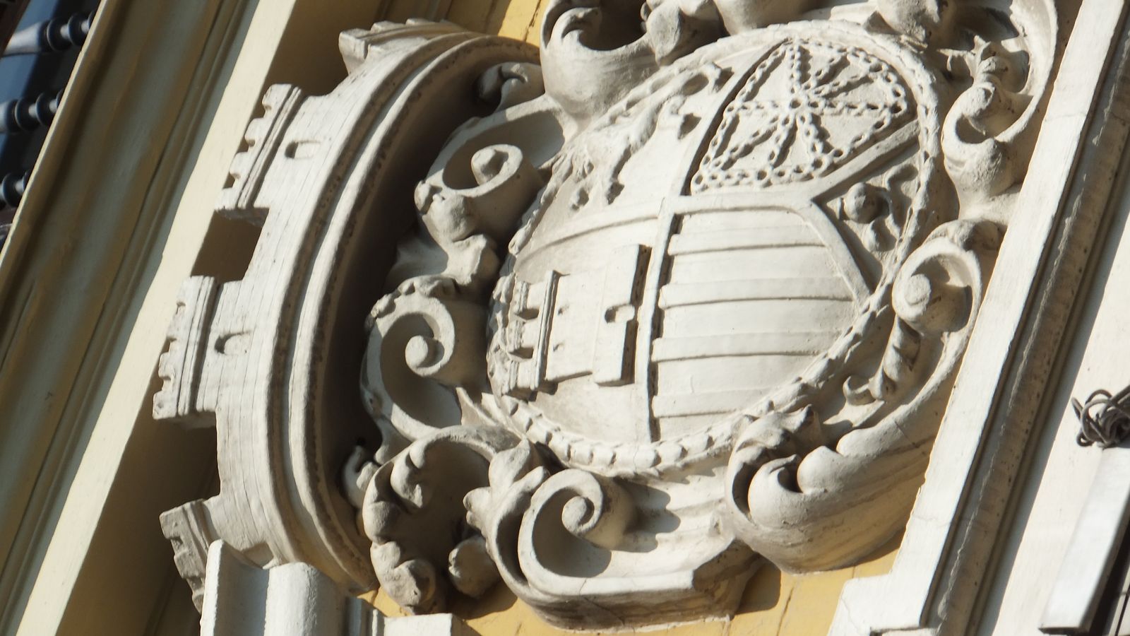 Escudo de la II República colocado en el balcón de la "Escuela del Magisterio y Práctica Aneja". Calle Recaredo.