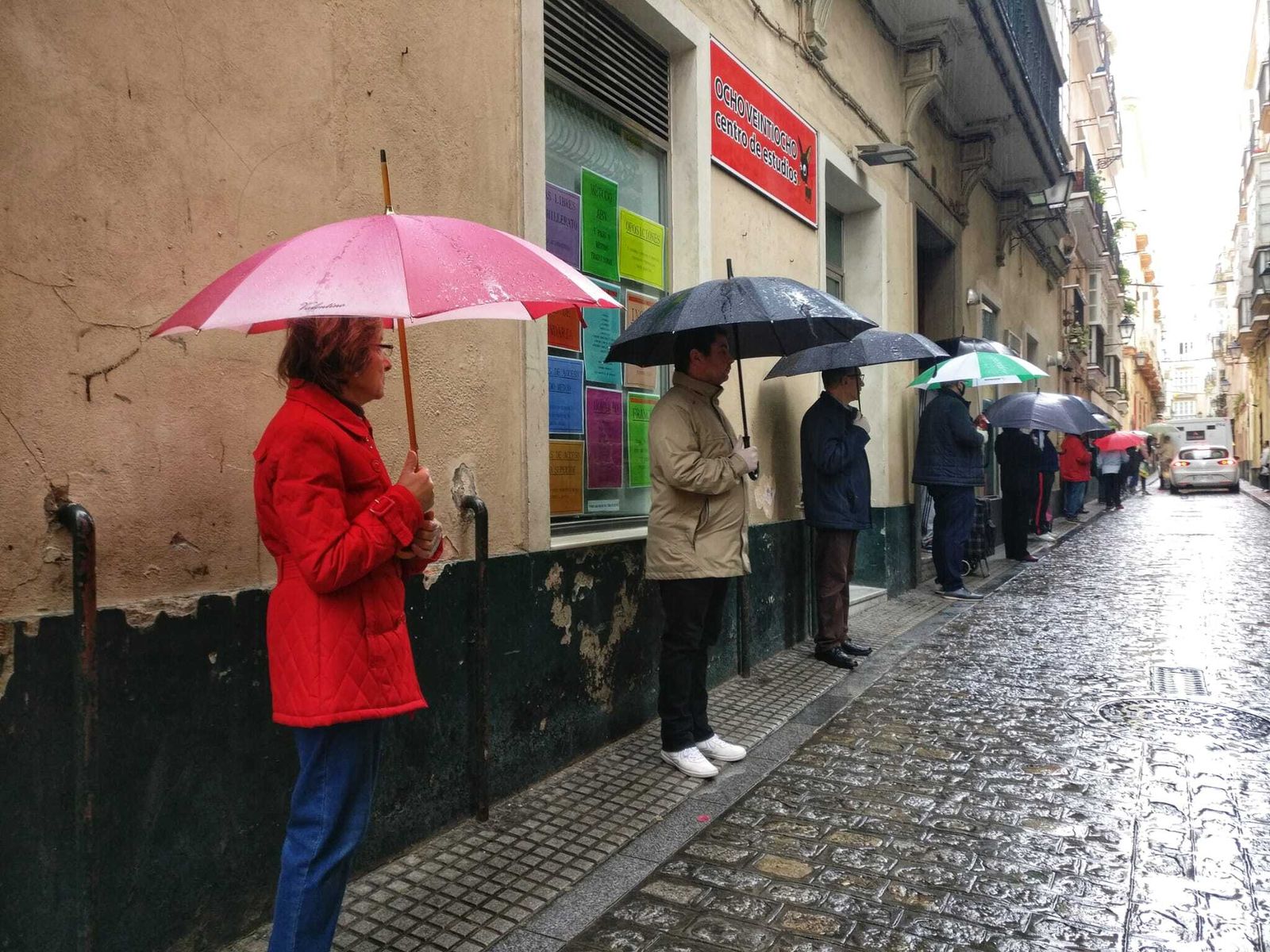 Cola bajo la lluvia para entrar en un supermercado de la ciudad