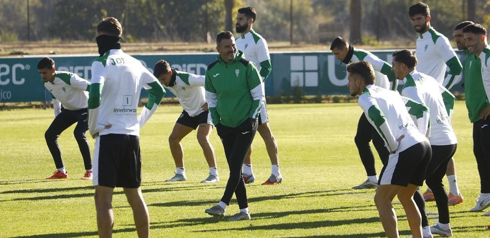 Iván Ania sonríe a sus jugadores durante la sesión de este viernes en la Ciudad Deportiva.