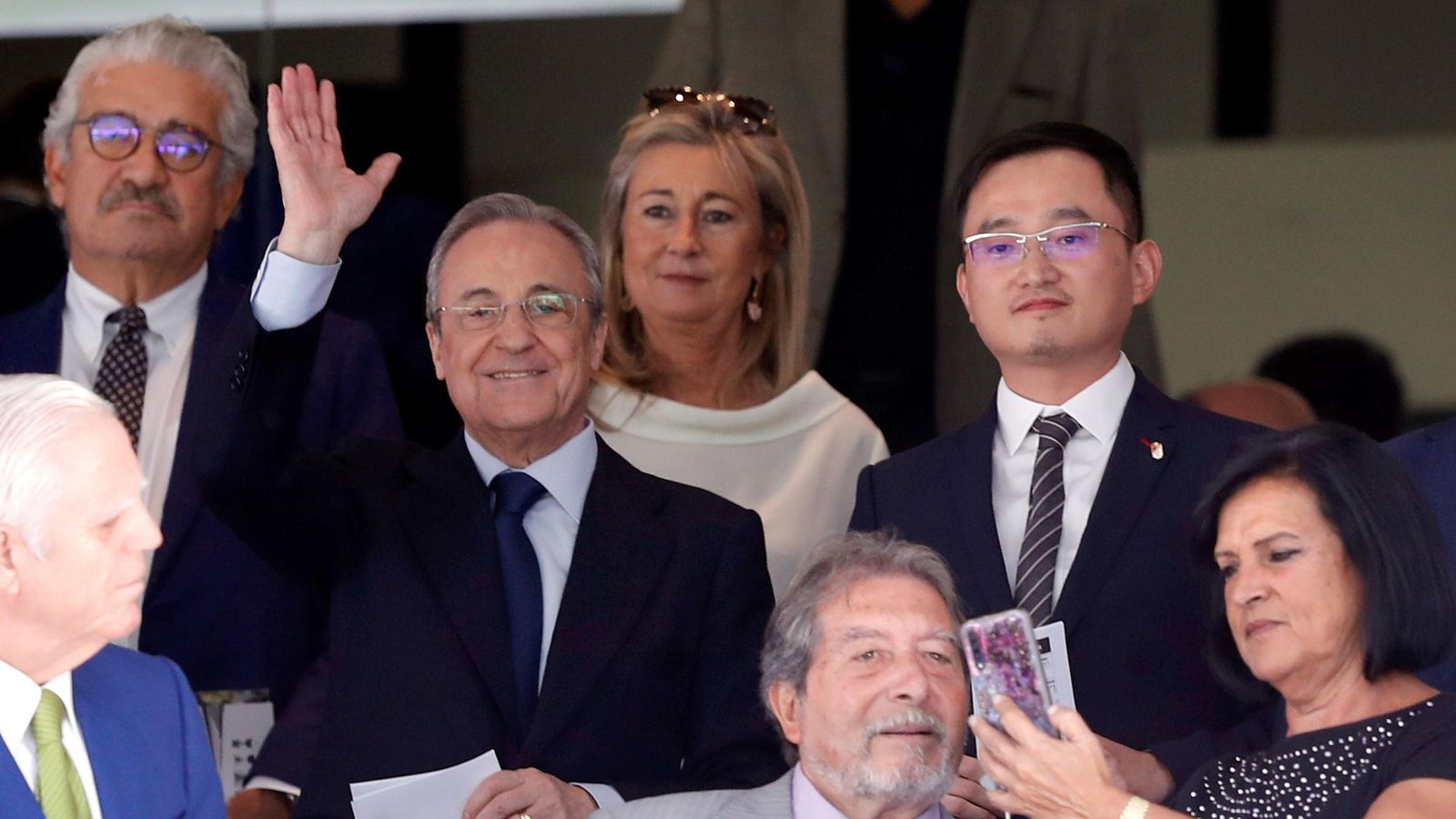 Jiang Lizhang junto a Florentino Pérez en el duelo disputado en el Santiago Bernabéu.
