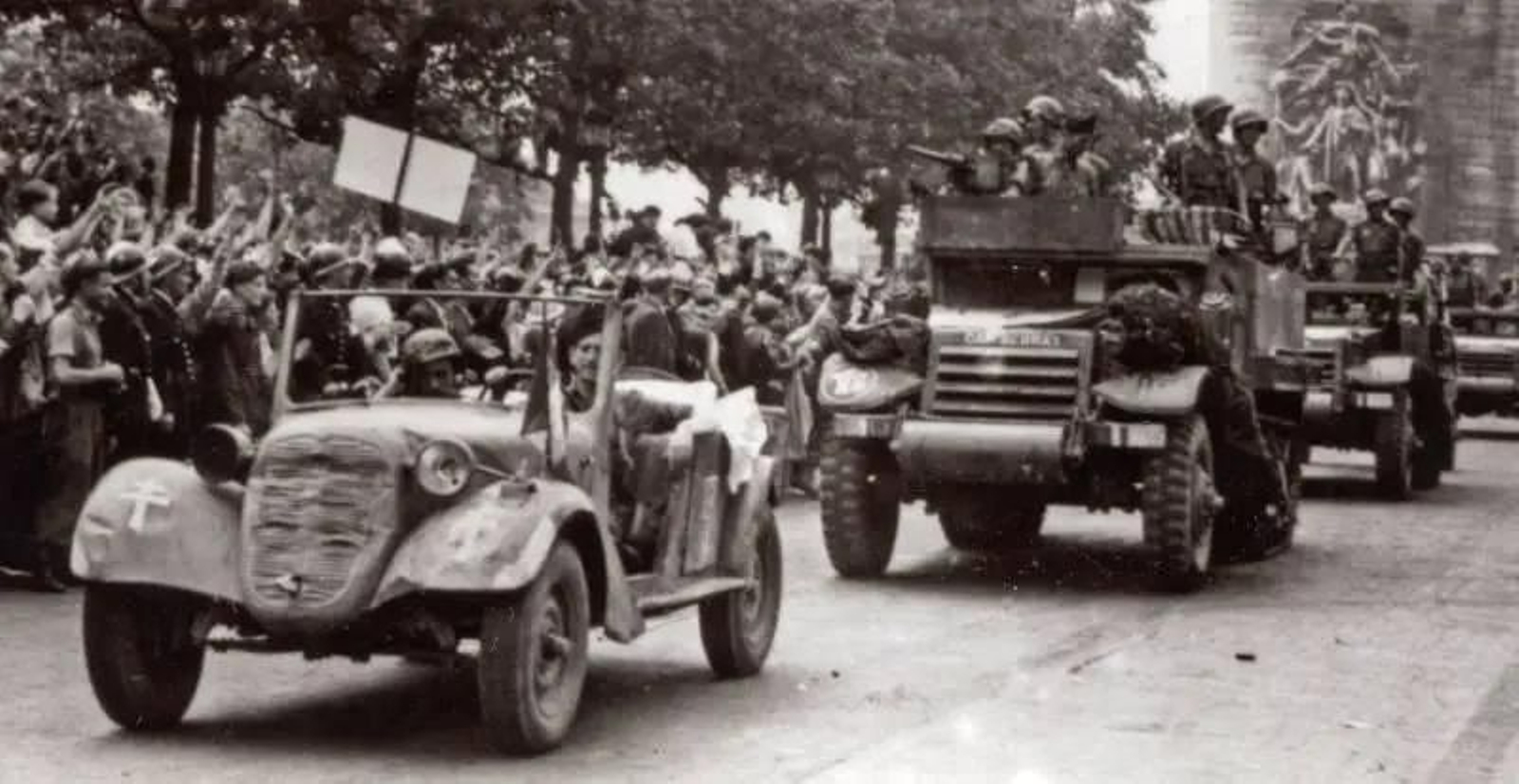 Desfilando por los Campos Elíseos de París. En el vehículo de delante va Leclrec.