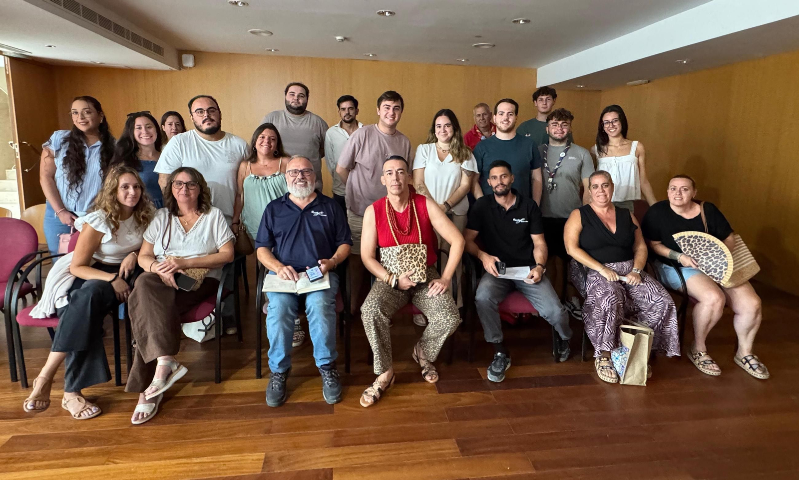 El concejal de Fiestas, David Calleja, junto a algunos de los vluntarios que  confeccionarán la alfombra de sal.