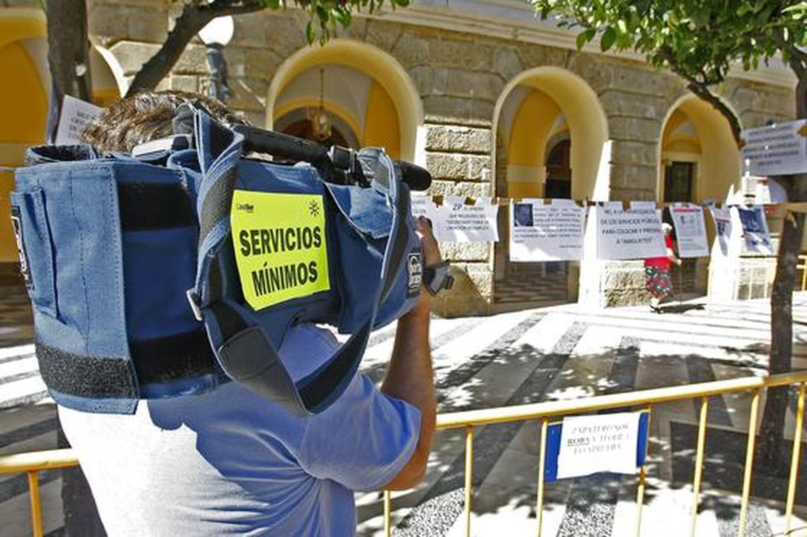 Más de 2.400 empleados públicos gaditanos secundan la huelga de funcionarios. 

Foto: José Braza