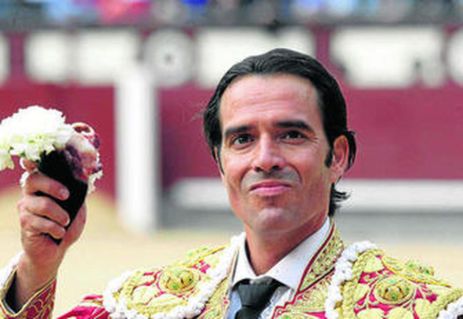 El matador de toros José Ignacio Uceda Leal en la vuelta al ruedo con una oreja de su primer toro.
