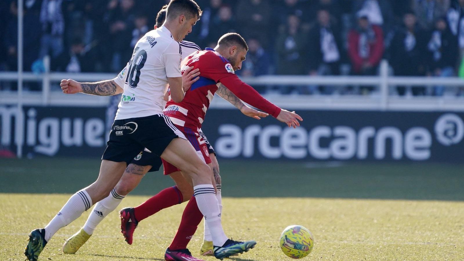 Puertas es presionado por dos jugadores del Burgos Puertas es presionado por dos jugadores del Burgos