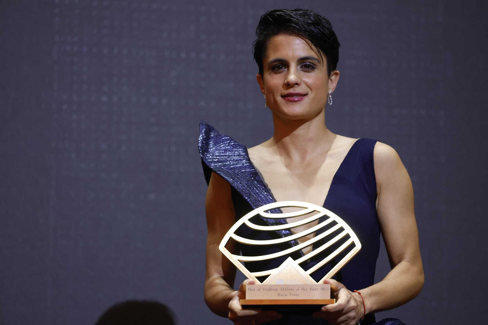 María Pérez posa con el premio ganado este domingo en Mónaco