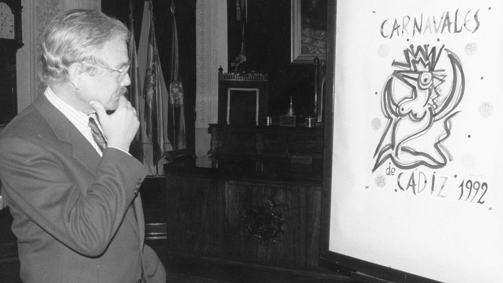Carlos Díaz, alcalde de Cádiz entonces, contempla la pintura de Alberti para el cartel de 1992.