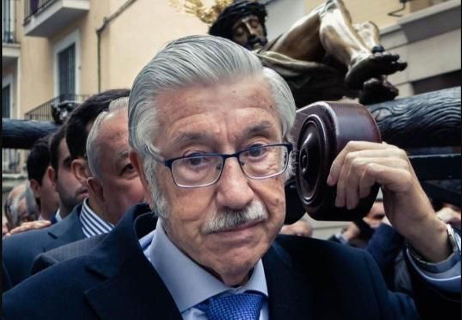 El cofrade Antonio Bustos portando a su Cristo de la Salud