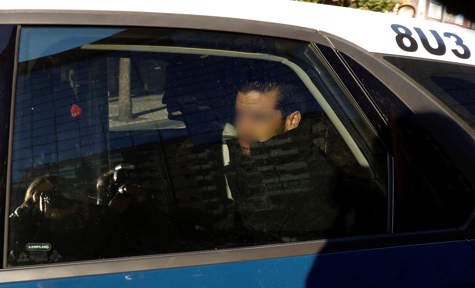 Dos de los acusados son trasladados en un patrullero hasta la Audiencia de Navarra