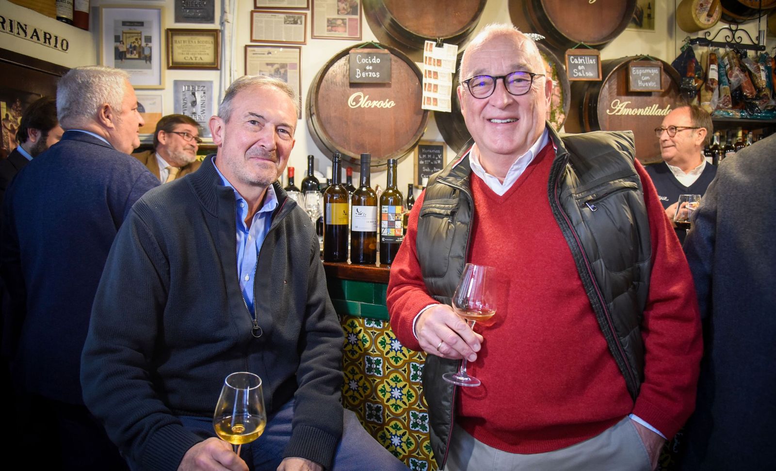 Jesús Barquín y Eduardo Ojeda, en la Taberna Manolo Cateca de Sevilla.