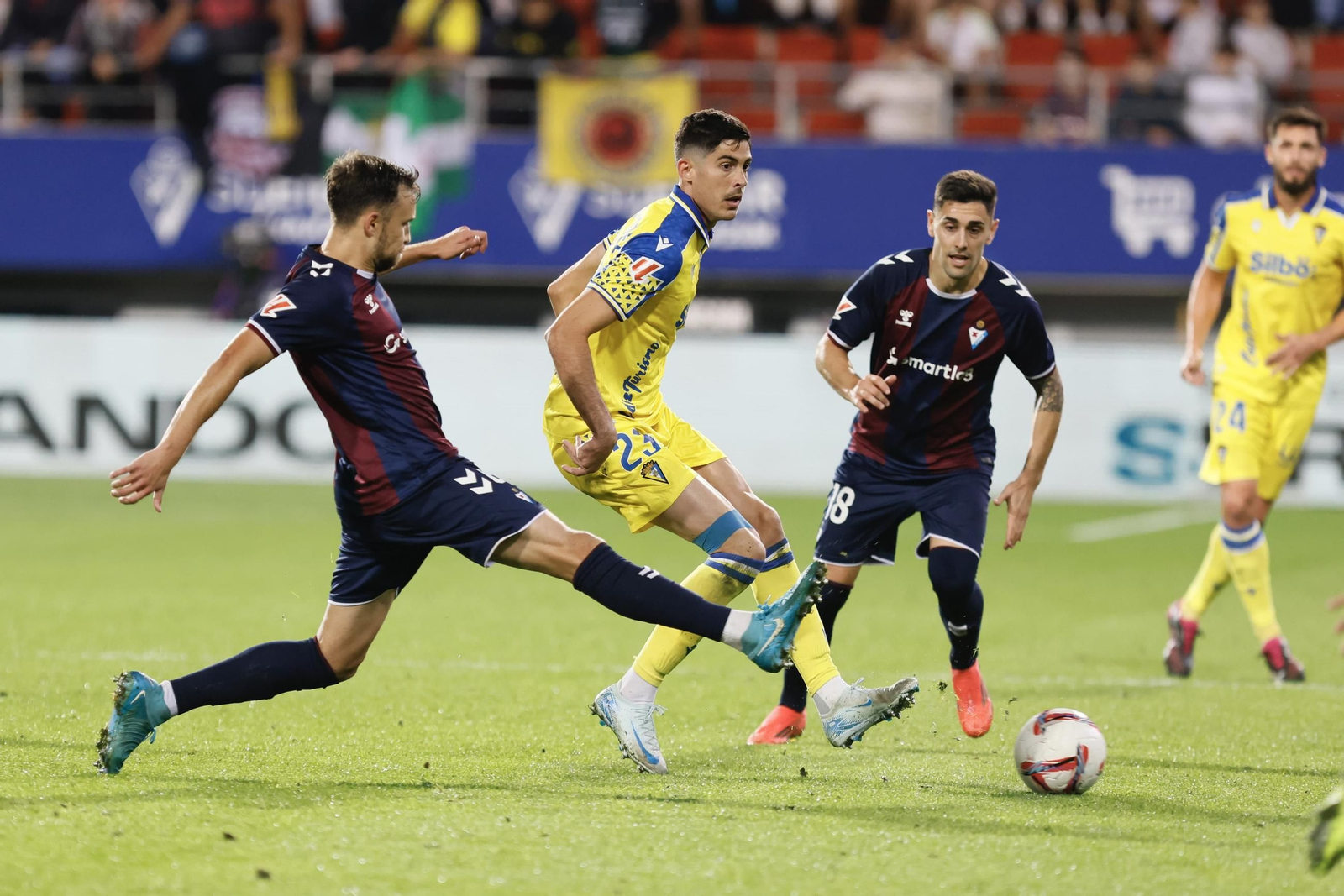 Las imágenes del partido de fútbol Éibar - Cádiz