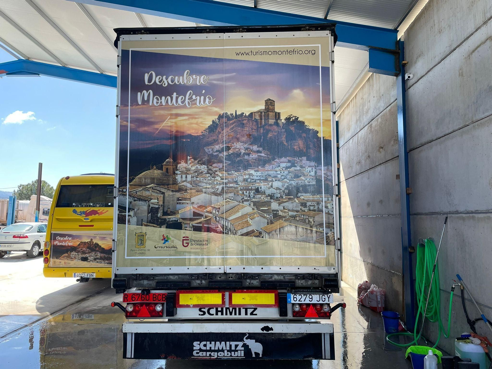 Imagen de la serigrafía de Montefrío en un camión