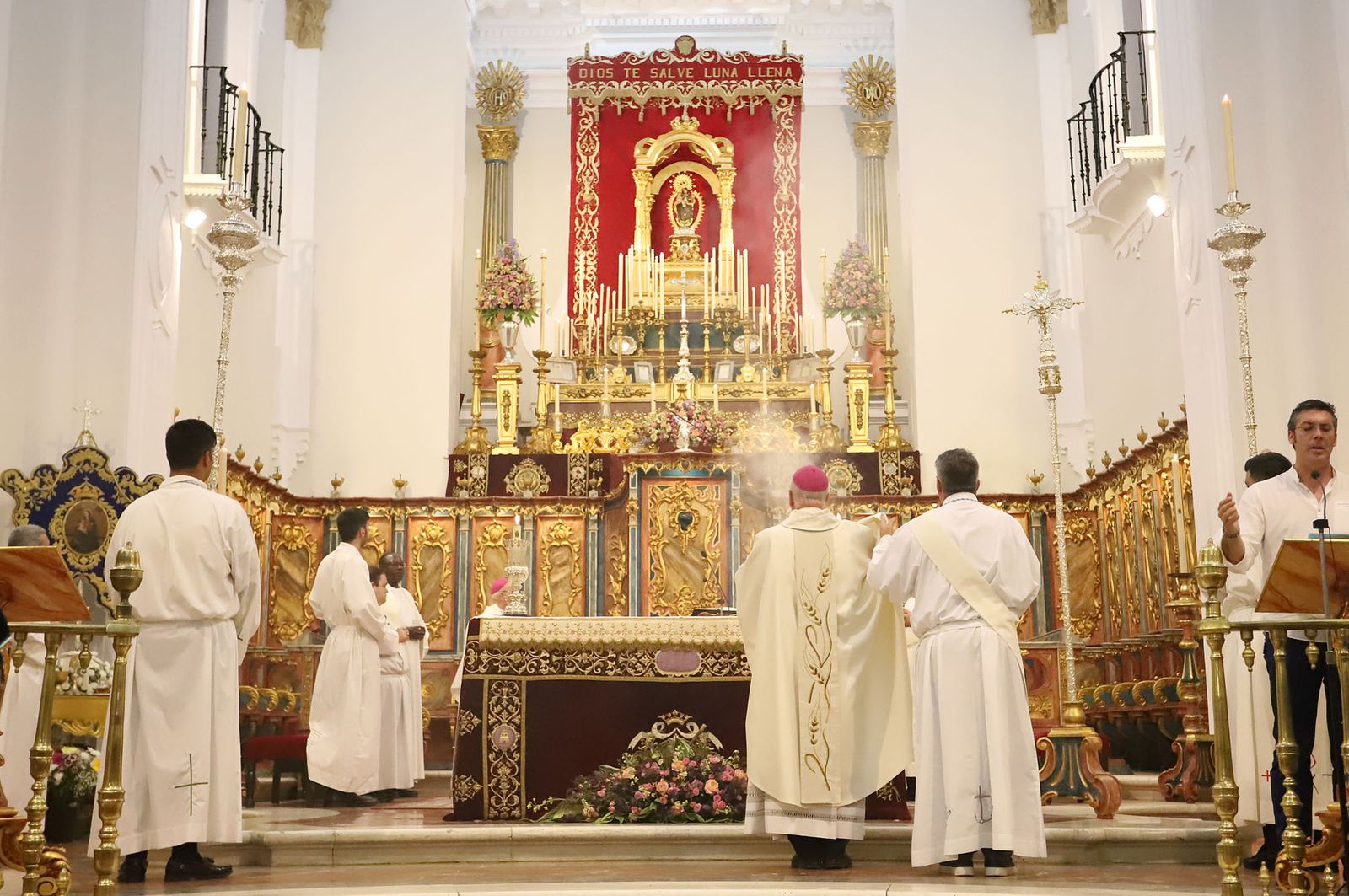 Un momento del inicio de la celebración eucarística en la Santa Iglesia Catedral de Huelva.