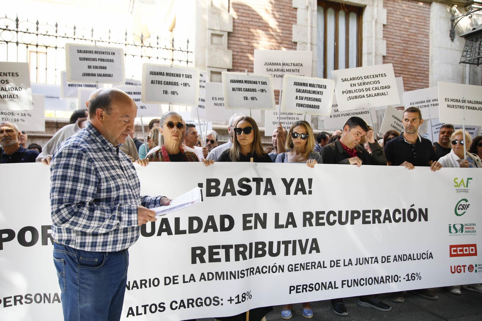 Las imágenes de la concentra para reclamar mejoras laborales para el personal funcionario de la Junta de Andalucía en Almería