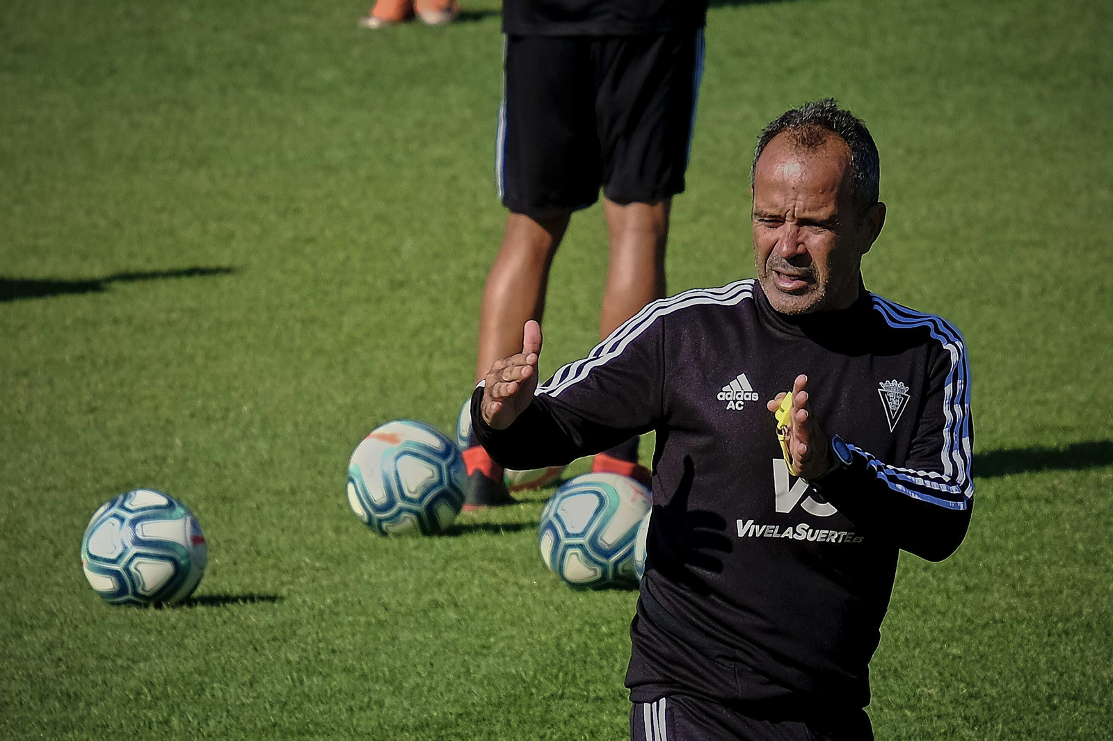 Cervera hace indicaciones en un entrenamiento.