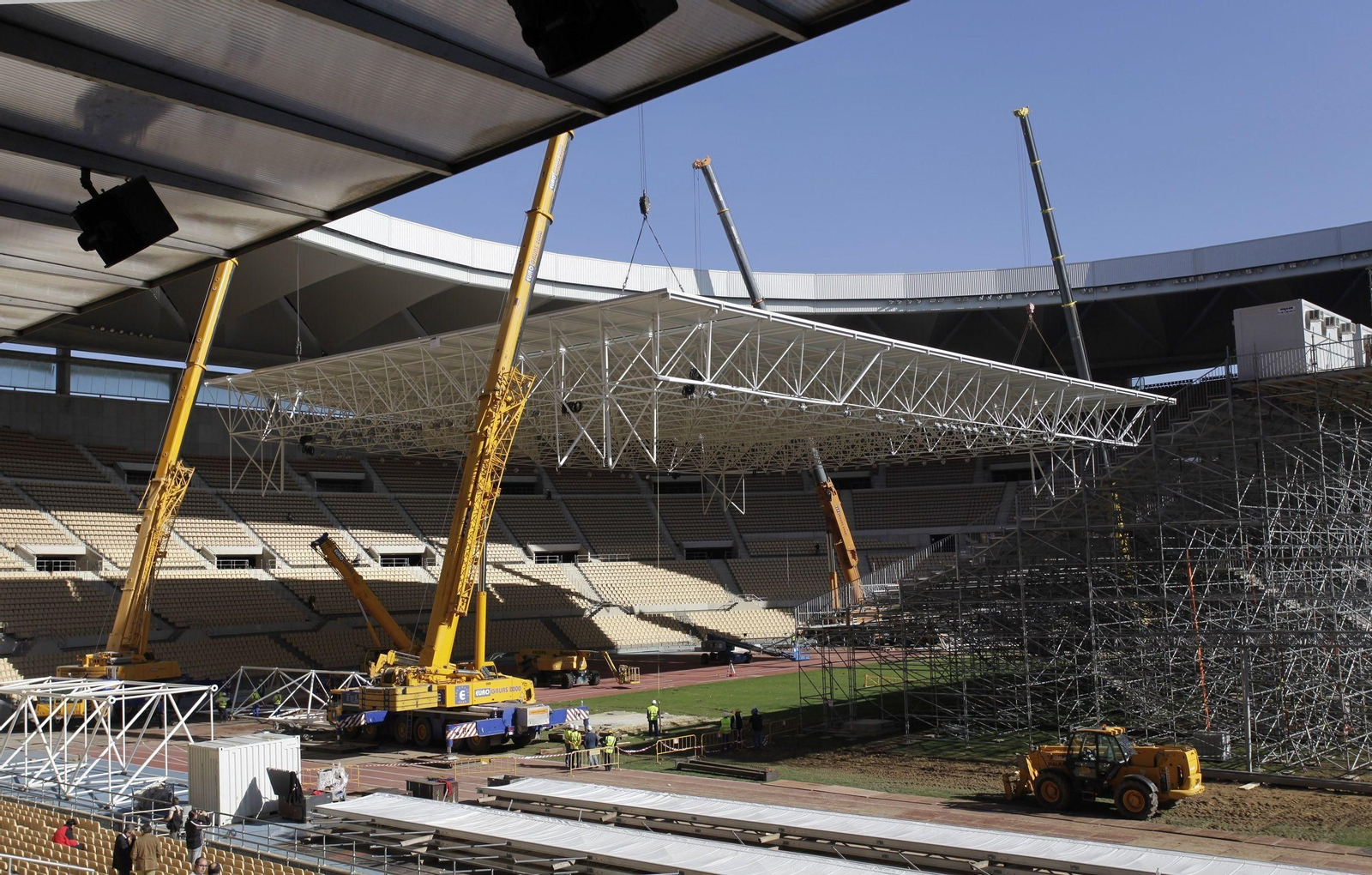 Momento del alzado de la cubierta en el Estadio Olímpico, en noviembre de 2011.