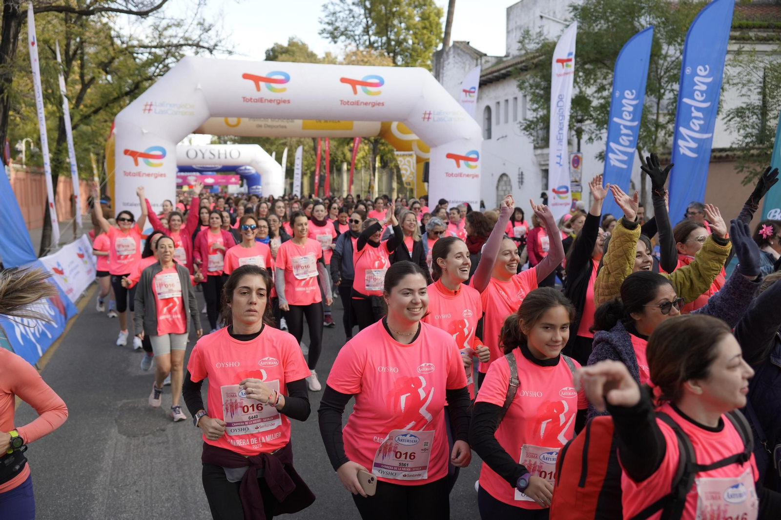 Búscate en las fotos de la Carrera de la Mujer de Sevilla