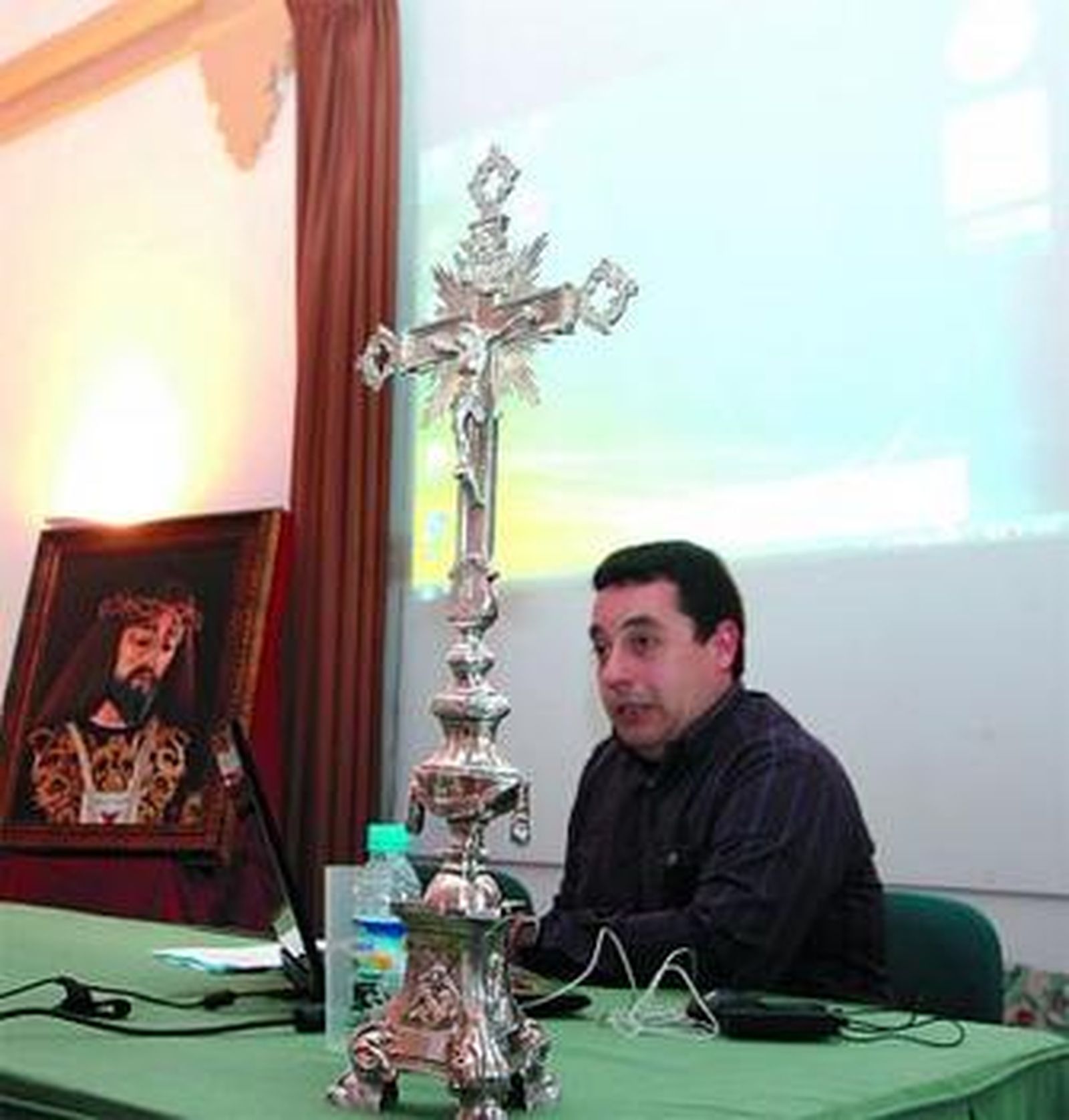 Uno de los ponentes del encuentro de hermandades Trinitarias.