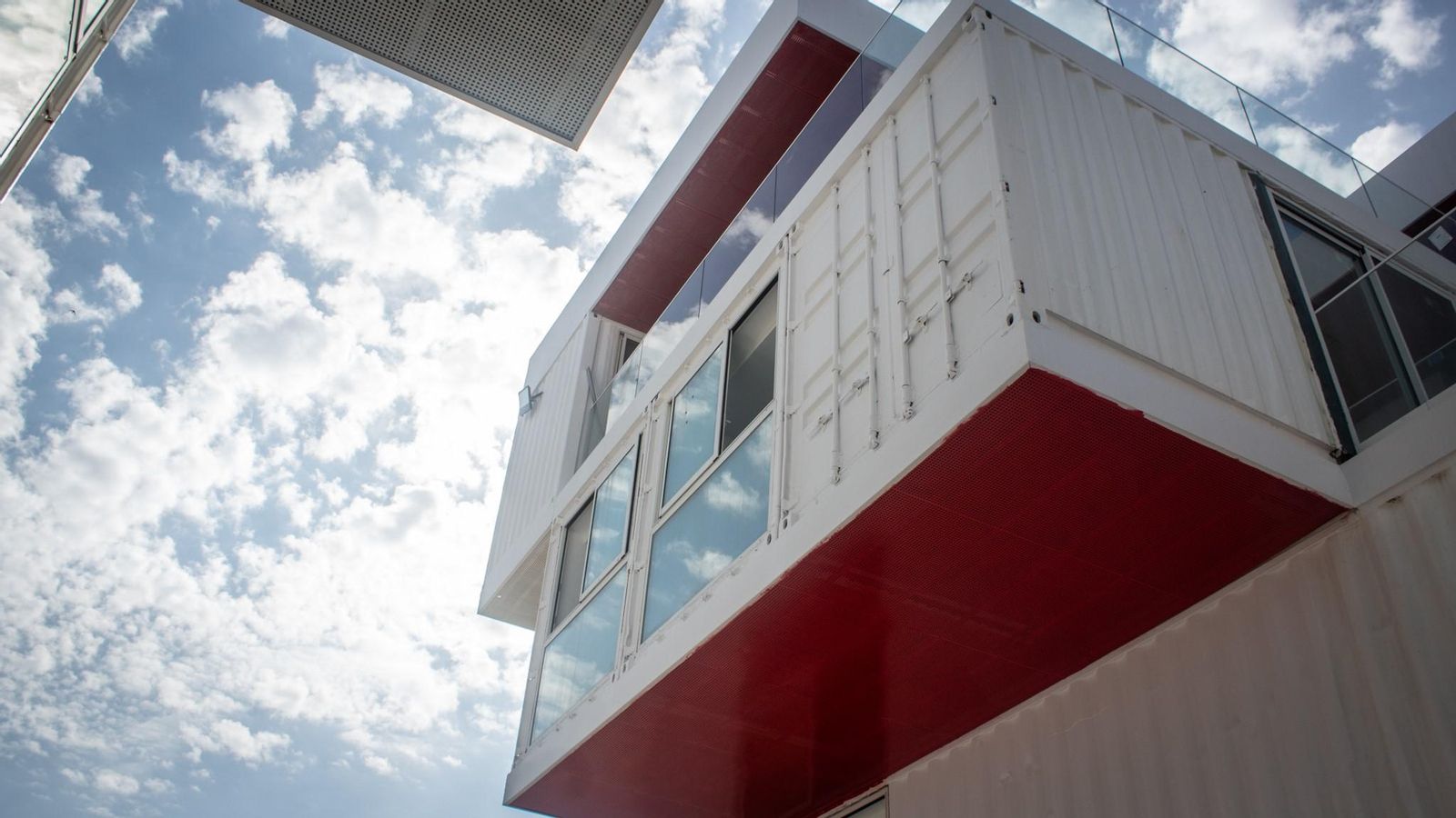 Peculiar diseño mediante contenedores.