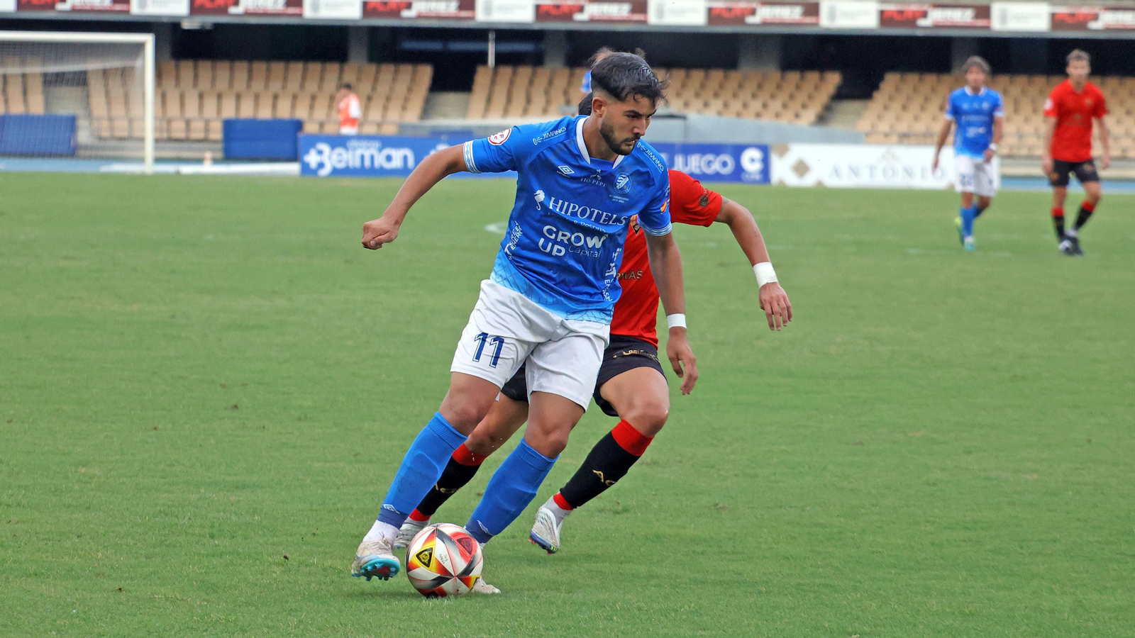 Ilias Charid controla el balón en un lance del partido contra el Ayamonte.