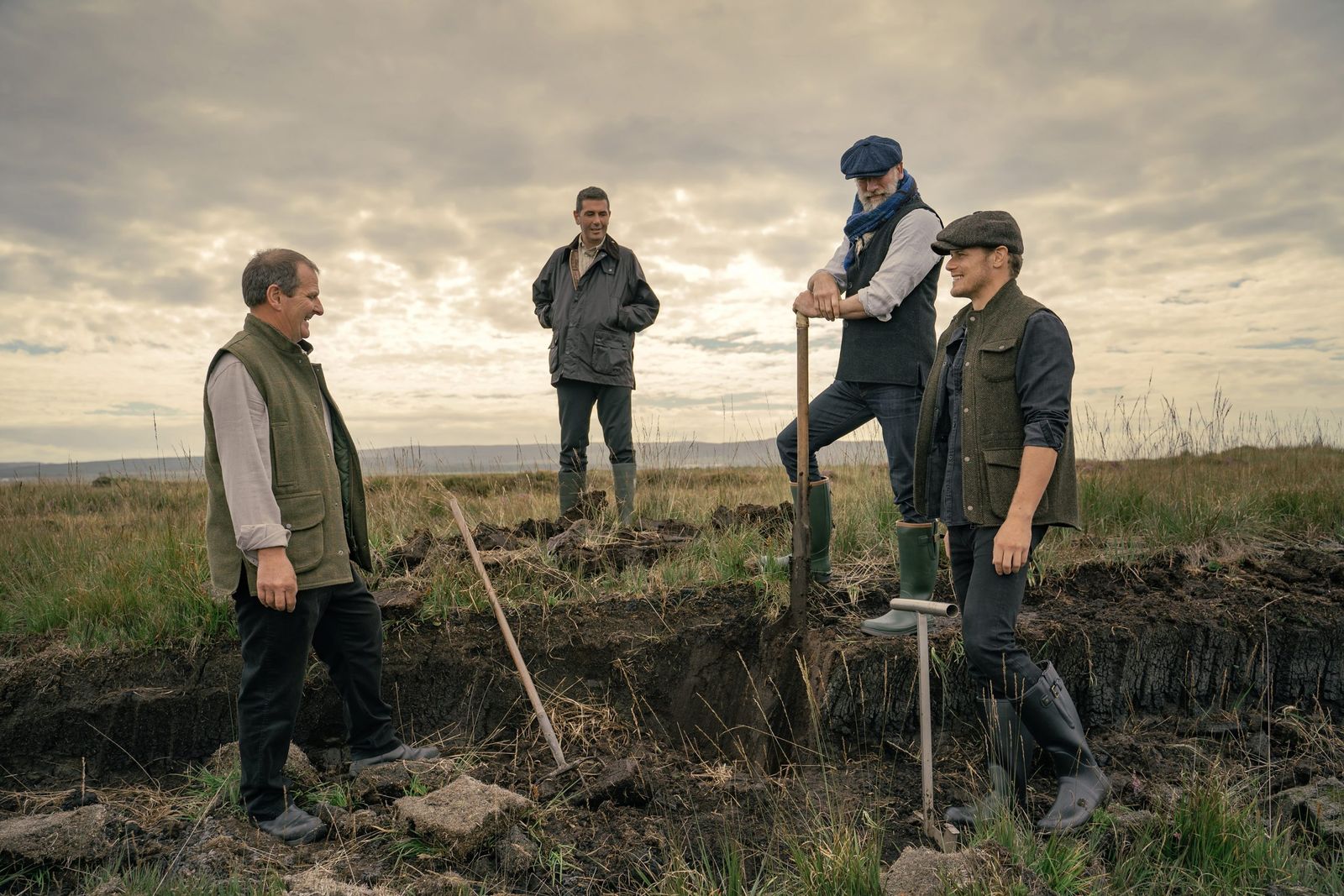 Los actores de 'Men in kilts' en plena faena en el campo