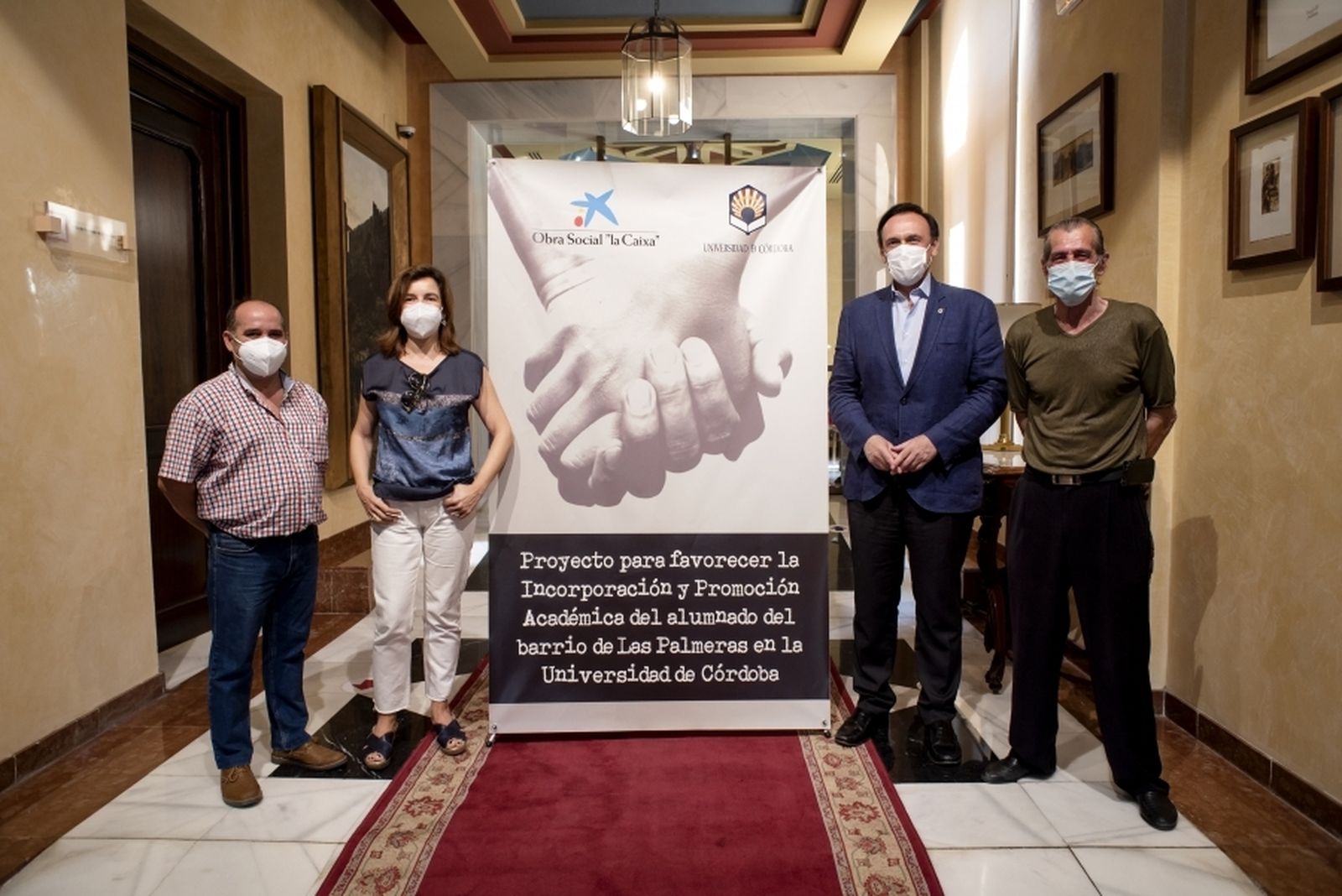 Representantes de Las Palmeras junto a Rosario Mérida, y José Carlos Gómez Villamandos.