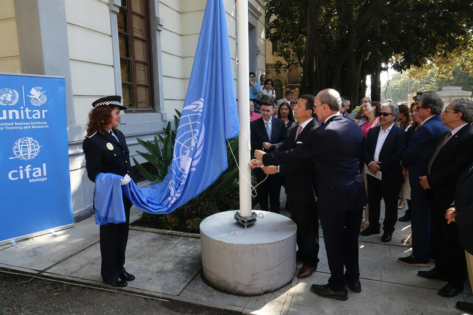 Momento del izado de la bandera de las Naciones Unidas en la Casita del Jardinero de Málaga.