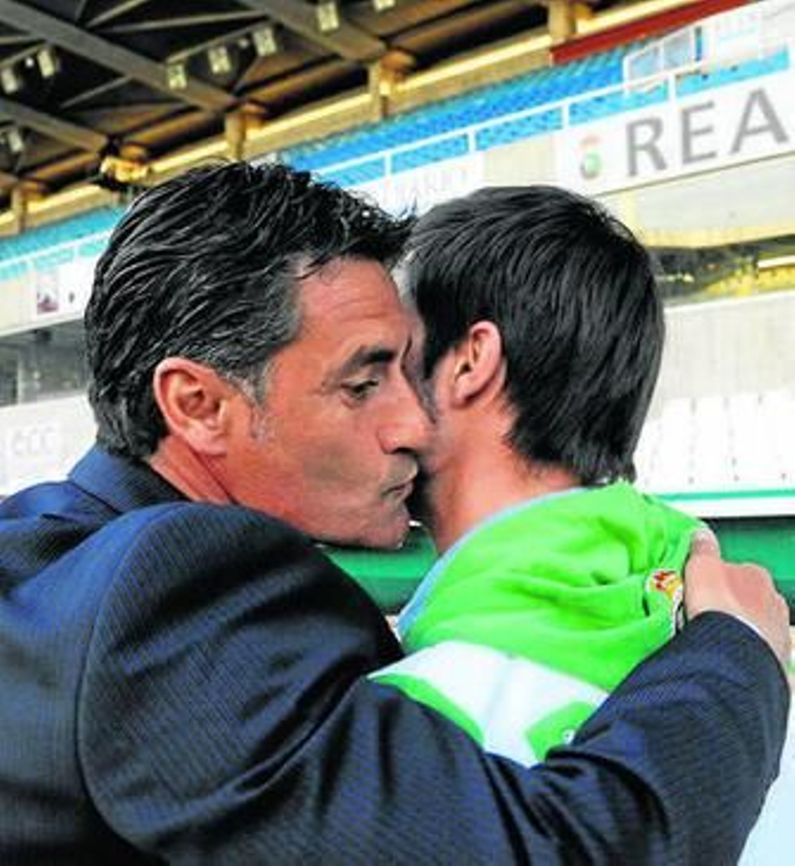 Míchel besa a su hijo, Adrián, antes del choque en El Sardinero.