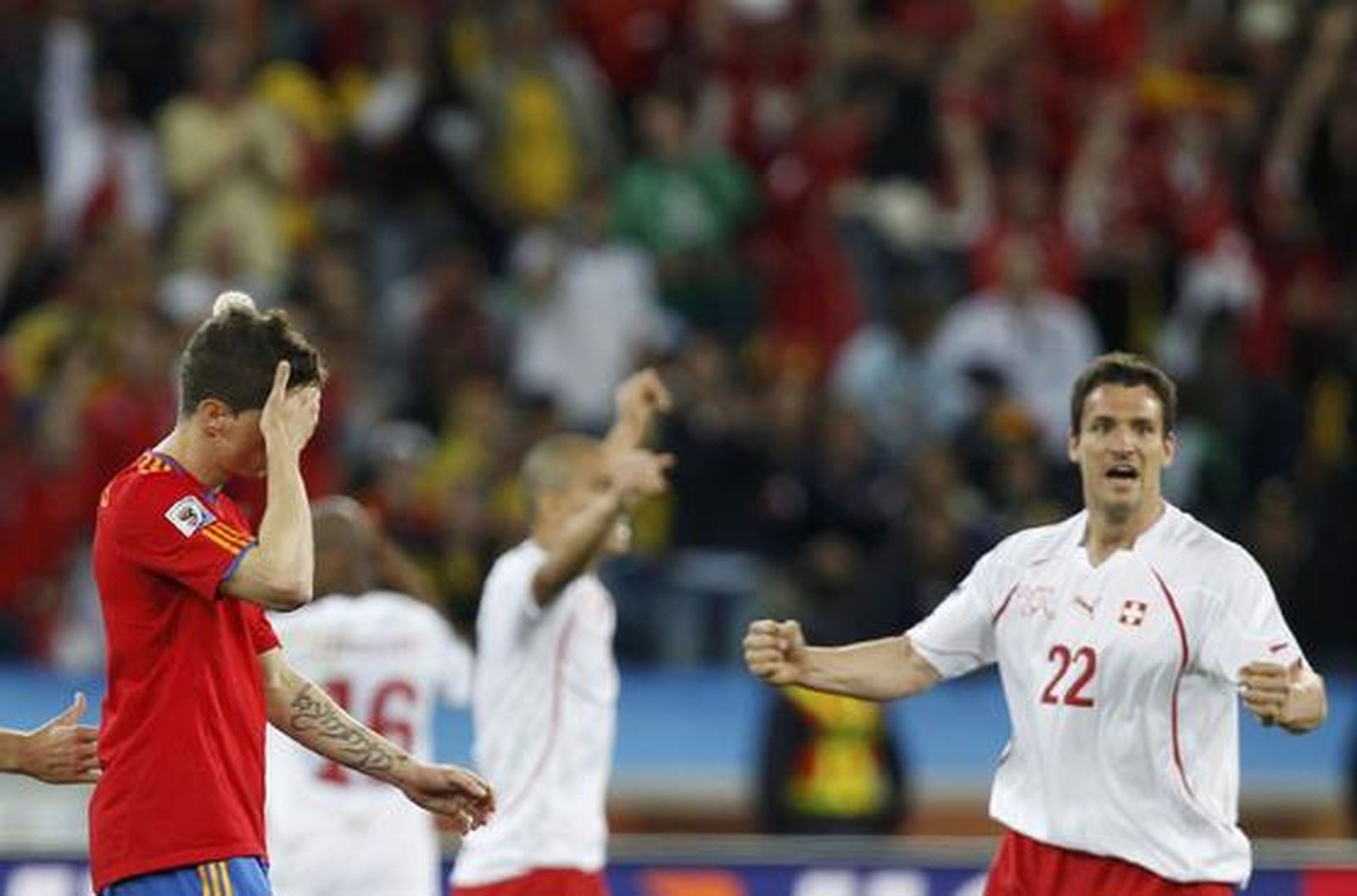 Torres se lamenta tras el pitido final. / Reportaje gráfico: EFE, Reuters, AFP