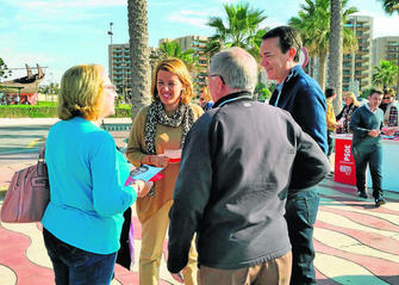 Sonia Ferrer y Juan Carlos Pérez Navas han realizado un reparto de folletos con las medidas turísticas.
