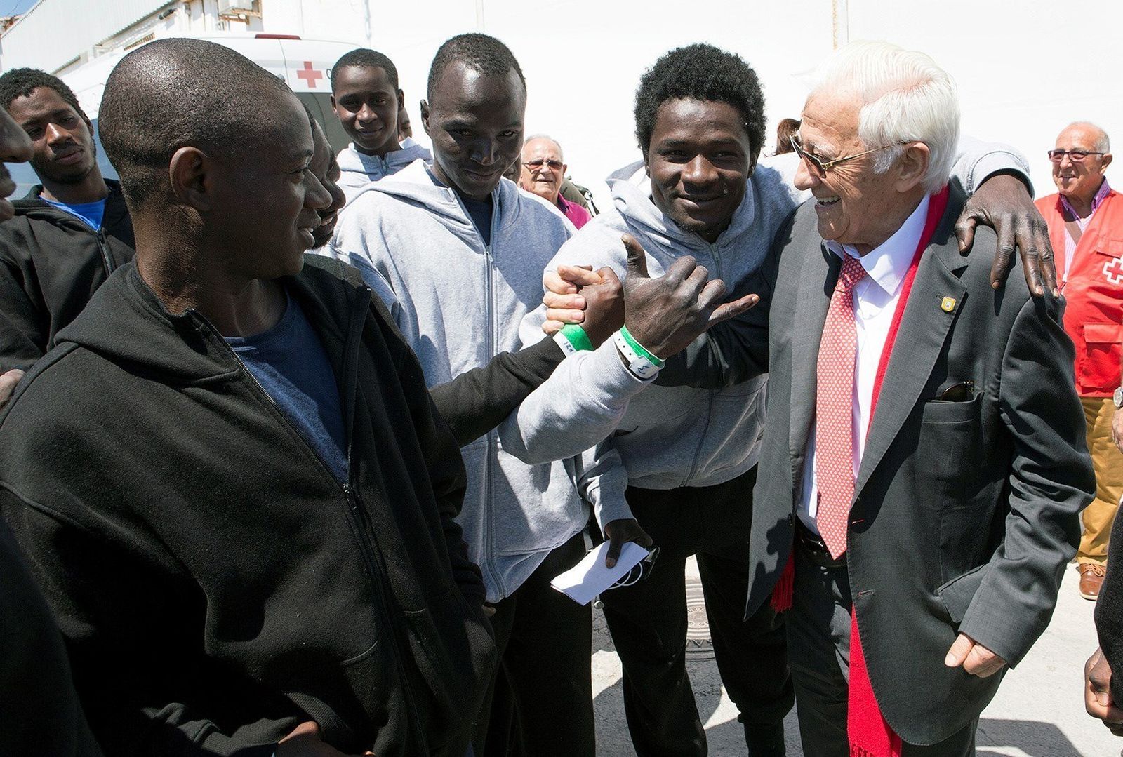 El padre Ángel en contacto con los inmigrantes de Motril.