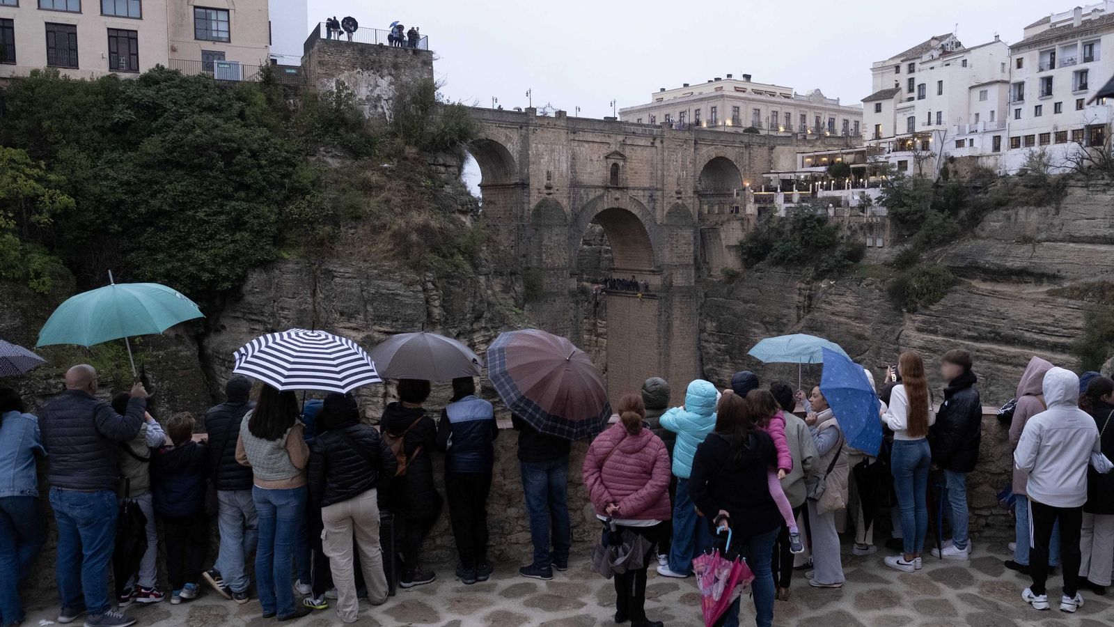 Público en los alrededores del Puente Nuevo
