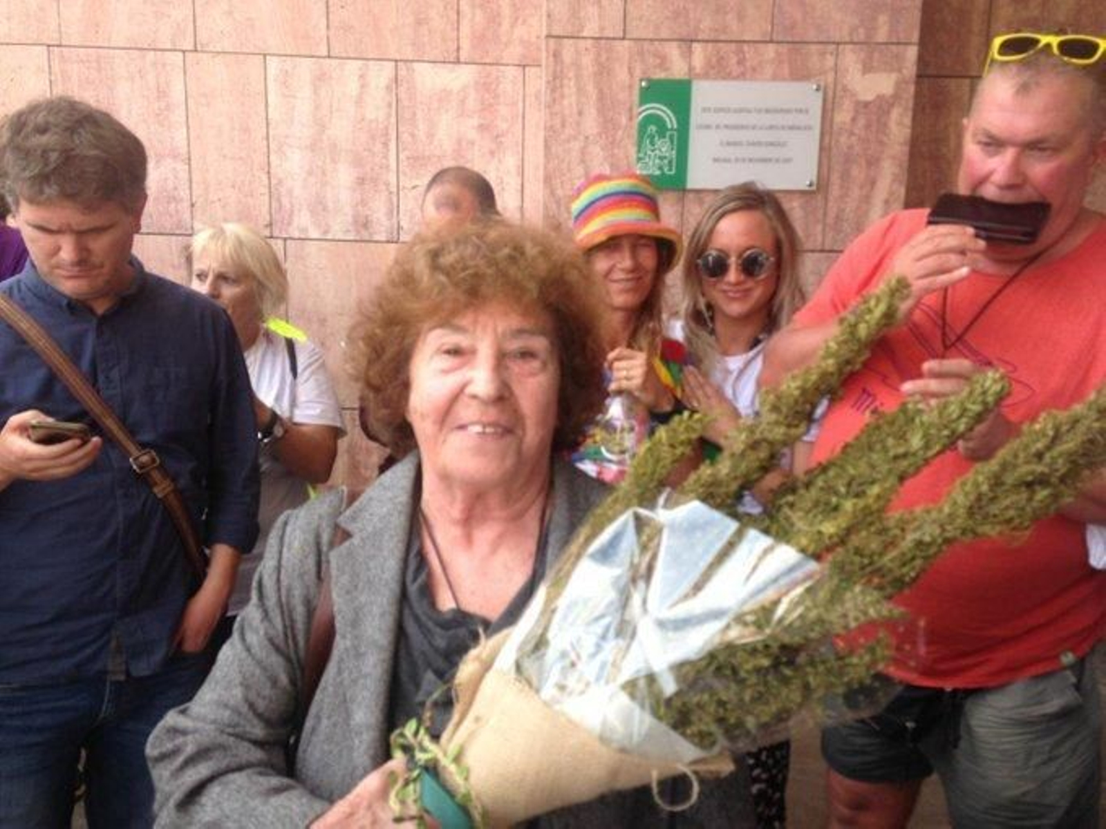 La ‘abuela marihuana’, arropada por defensores del cannabis, en 2020
