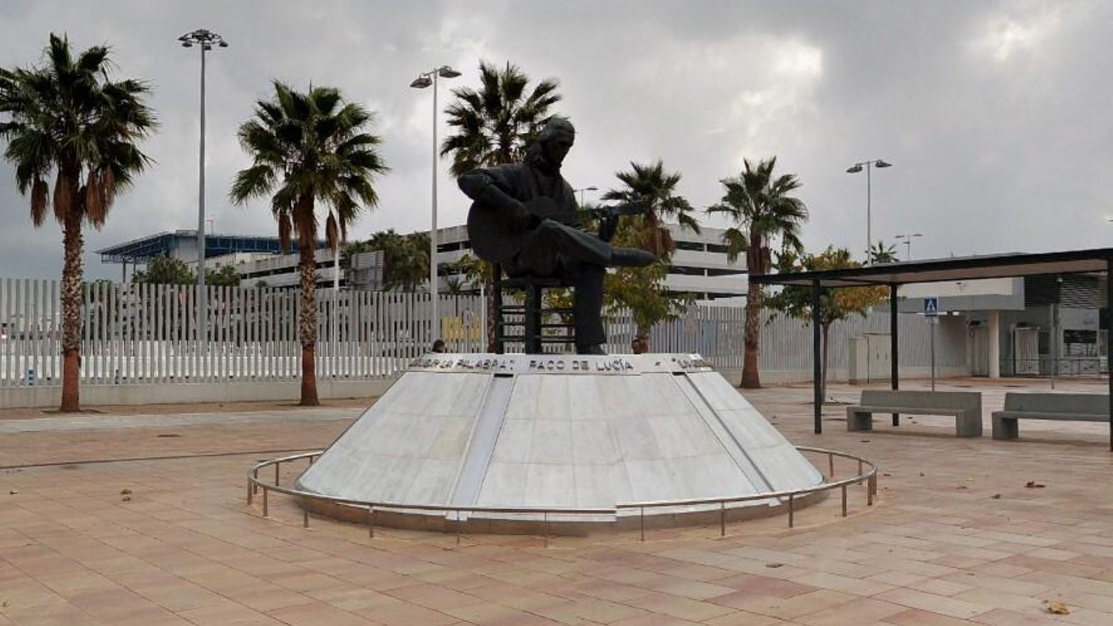 Estatua de Paco de Lucía junto al Puerto de Algeciras.