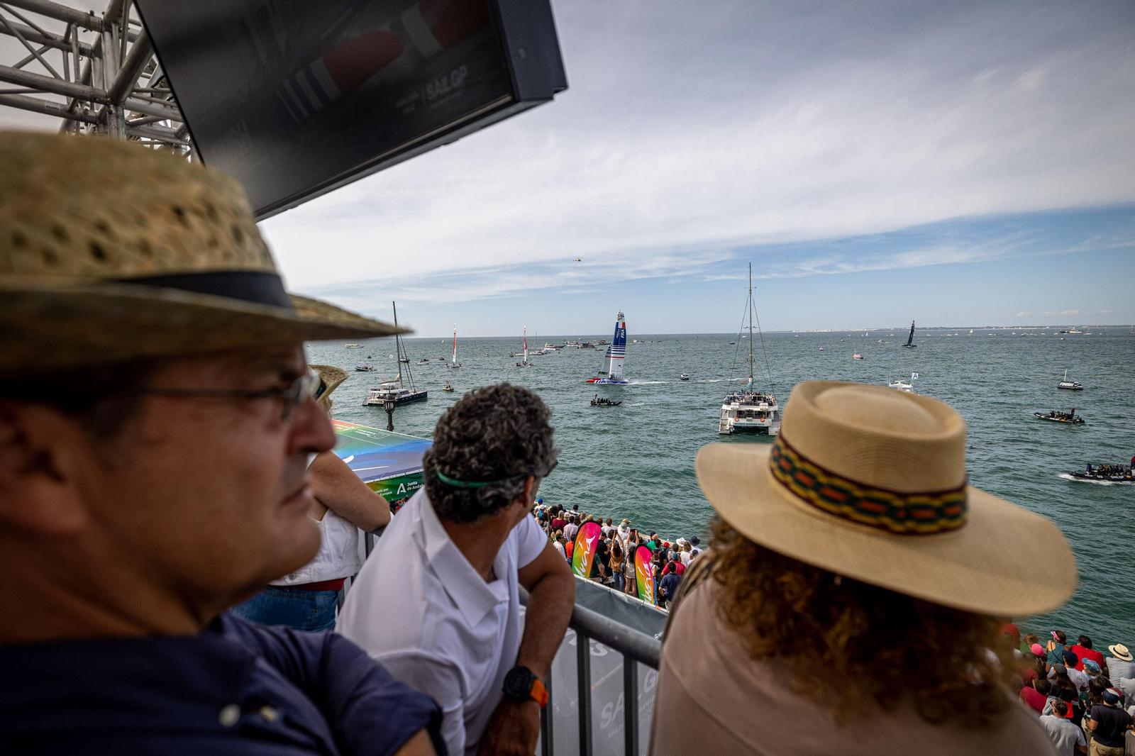 Búscate en SailGP Cádiz: La ciudad disfruta del ambiente del domingo con las actividades, las carreras y los bares