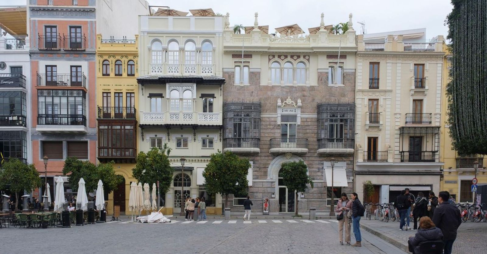 Edificios de la plaza de San Francisco, algunos ocupados por negocios hoteleros.