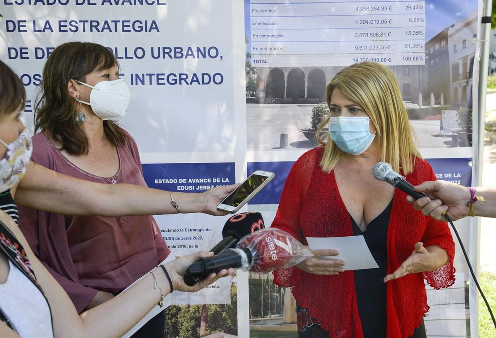 La alcaldesa, Mamen Sánchez, y la delegada de Economía, Laura Álvarez, en una imagen reciente. La alcaldesa, Mamen Sánchez, y la delegada de Economía, Laura Álvarez, en una imagen reciente.