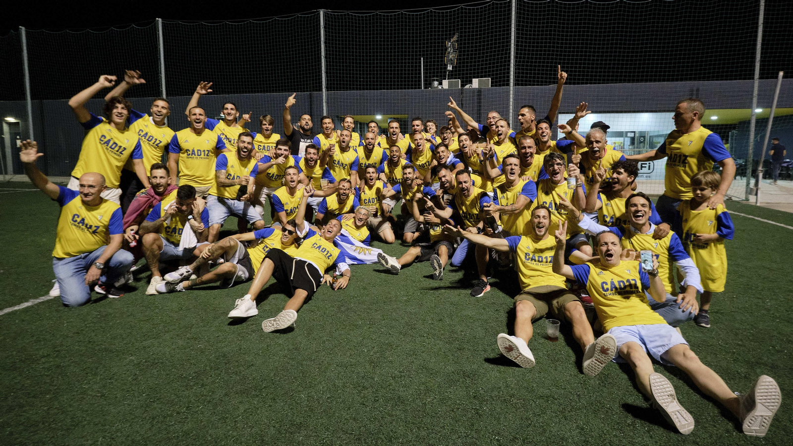 La plantilla del Cádiz celebra por todo lo alto el ascenso en el Rosal