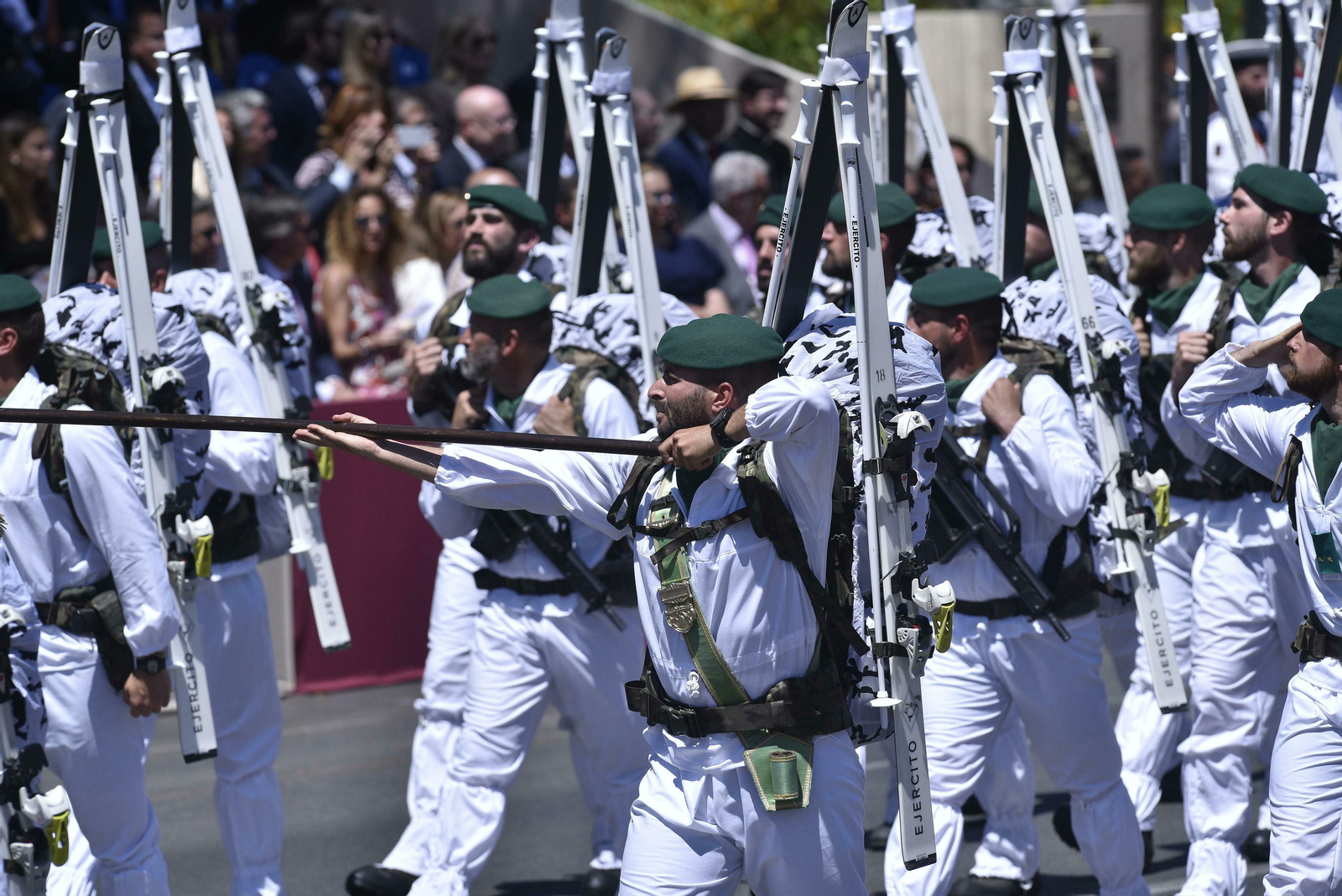 Las imágenes del desfile del Día de las Fuerzas Armadas en Sevilla