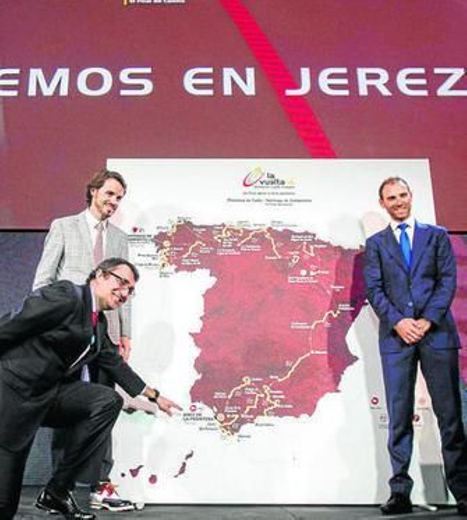 Javier Guillén señala el punto de salida de la Vuelta en presencia de Samuel Sánchez (i) y Alejandro Valverde.