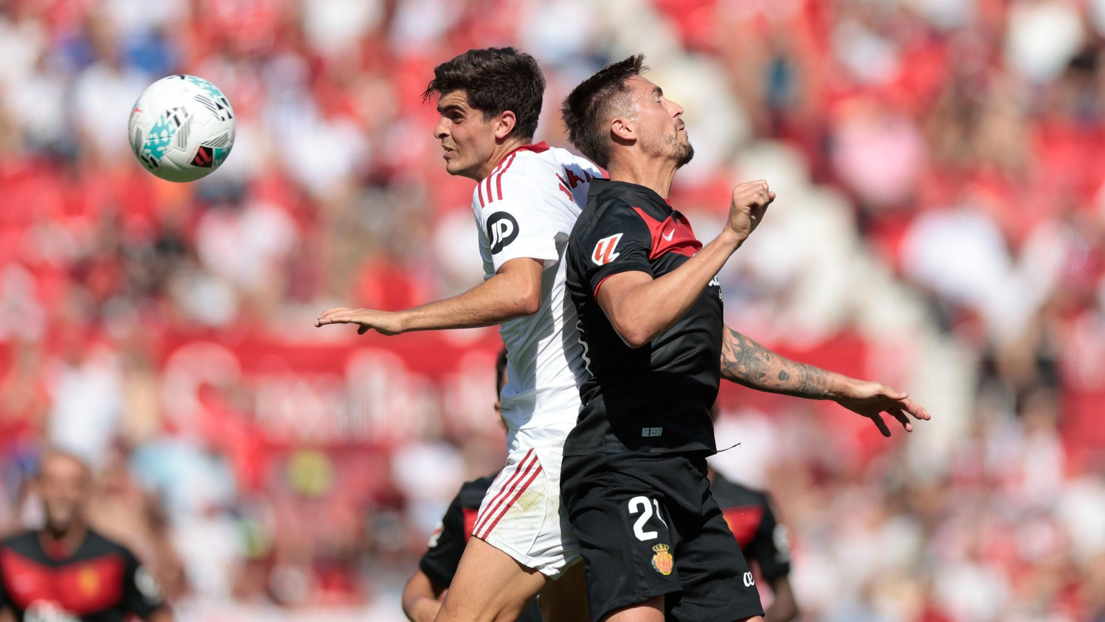 Juanlu pelea un balón por arriba ante Raíllo.