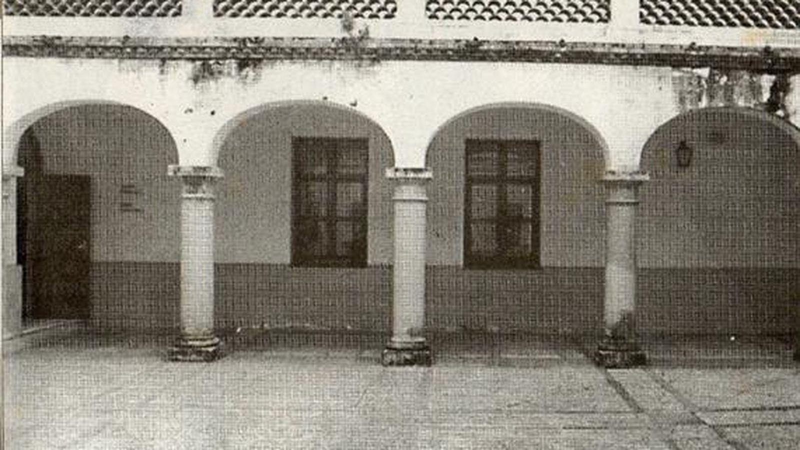 Antigua fotografía del patio. Columnas con influencia de orden toscano.