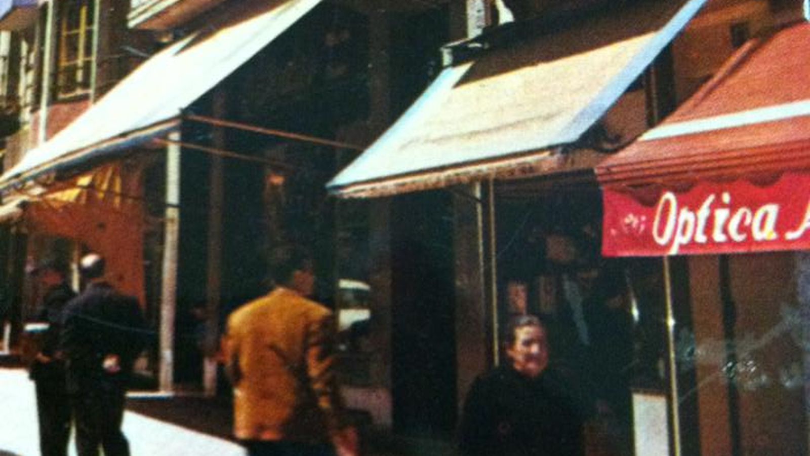 Fotografía antigua de la calle Bernabé Soriano, a la altura de la Óptica Amate.