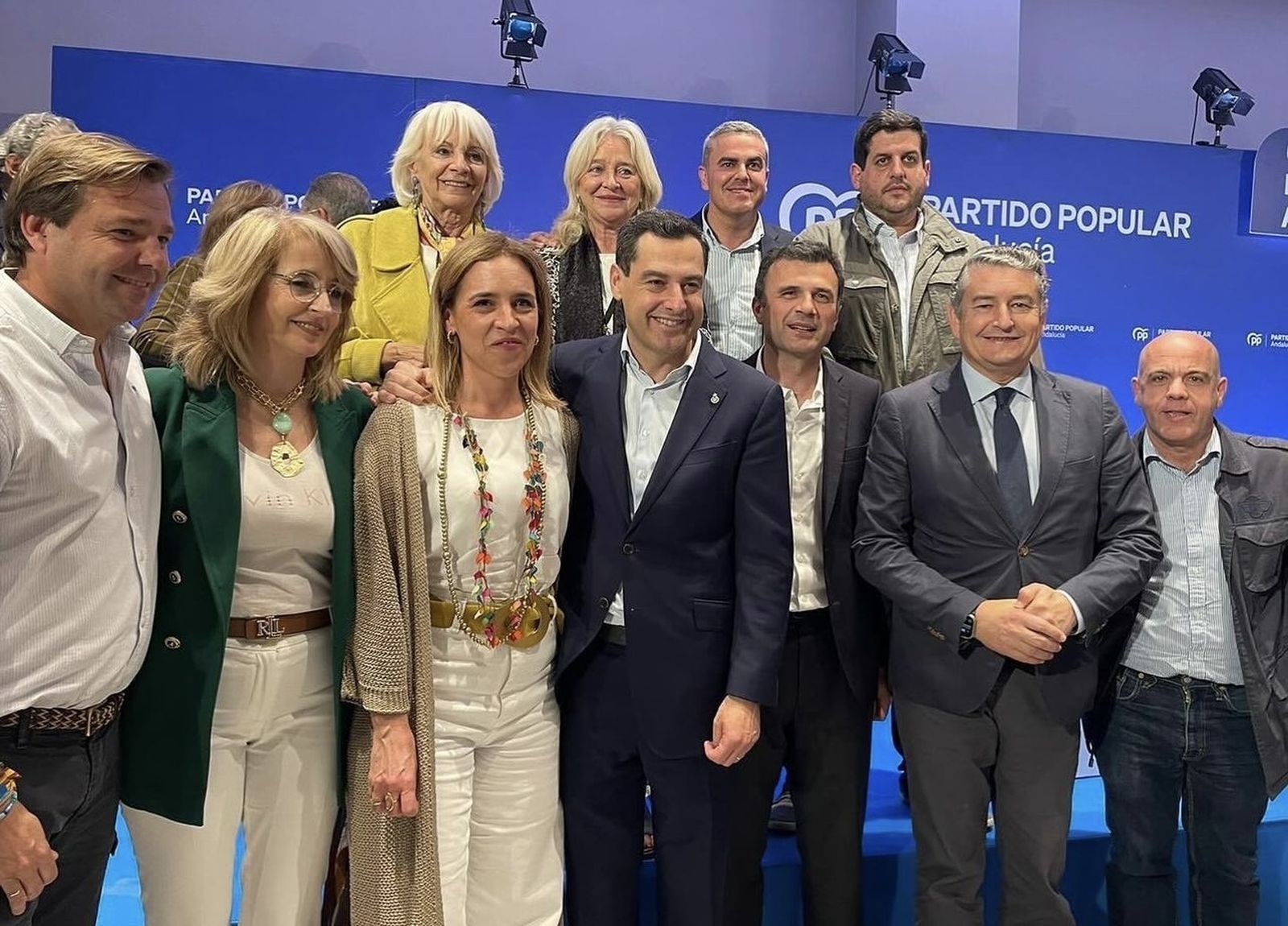 Venid y vamos todos con flores a María