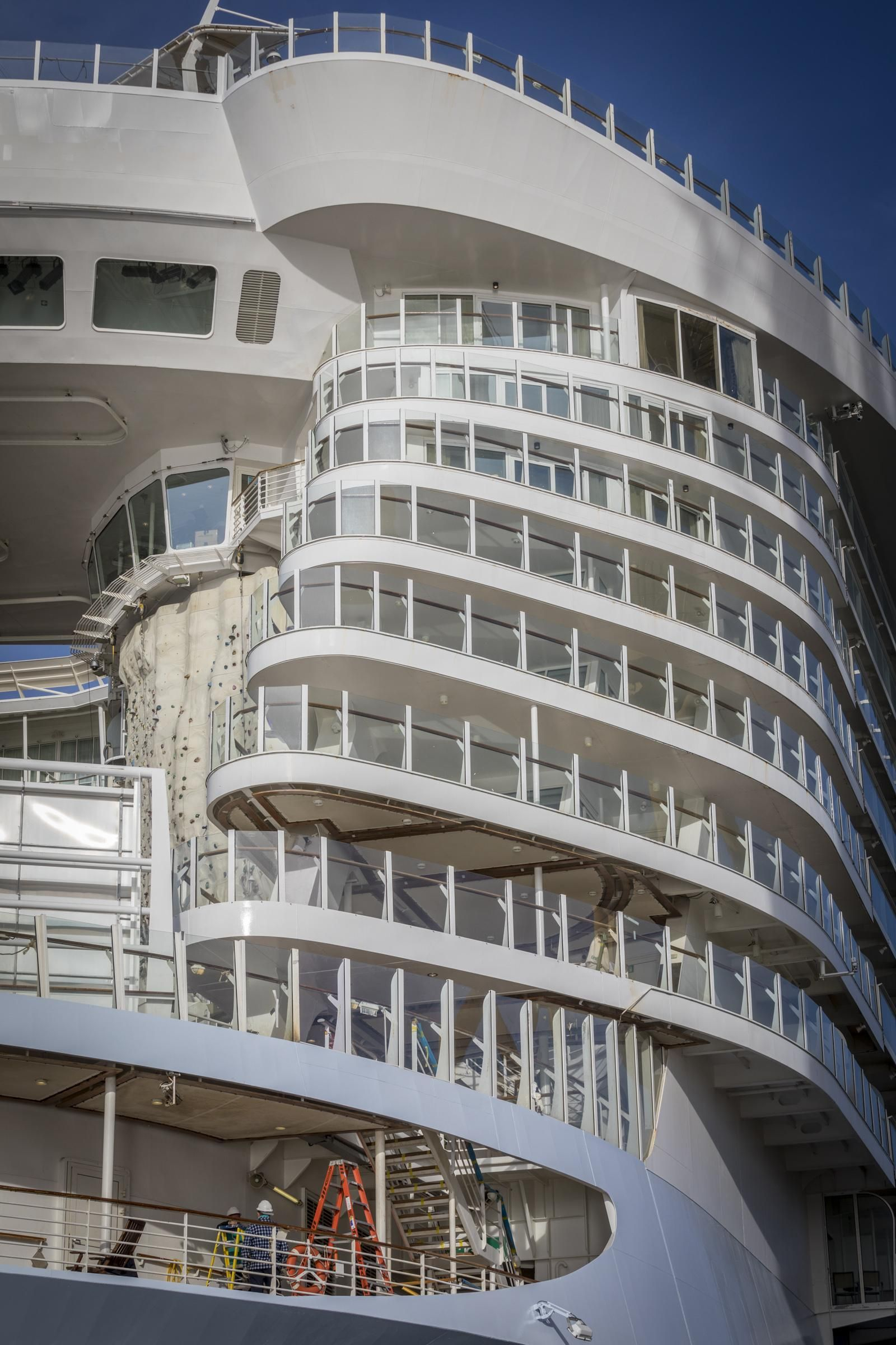 Vista de la popa del buque tras ser reparados los daños causados por la caída de dos grúas en Bahamas.