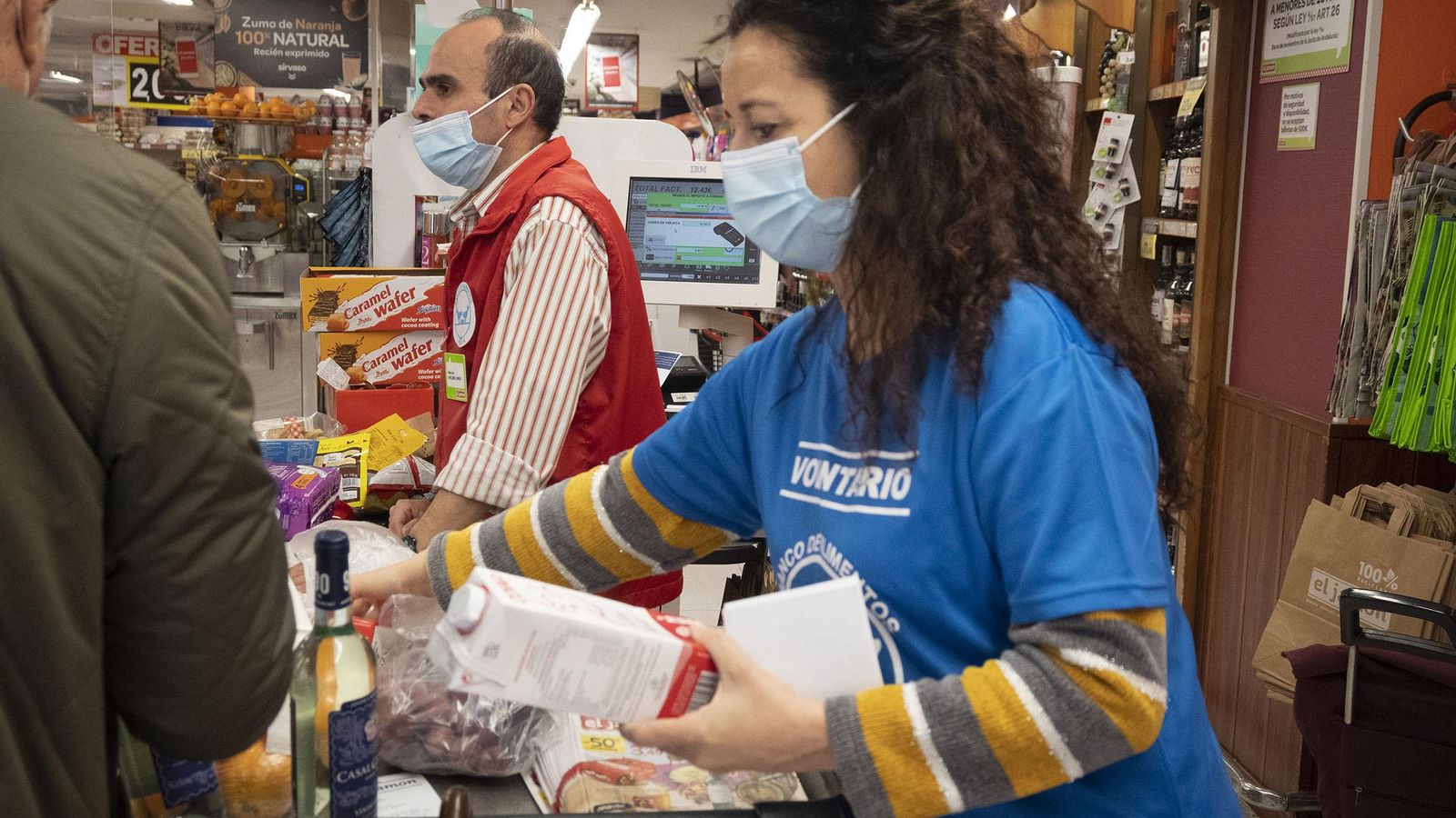 Una voluntaria el pasado año durante la Gran Recogida anual del Banco de Alimentos de Huelva